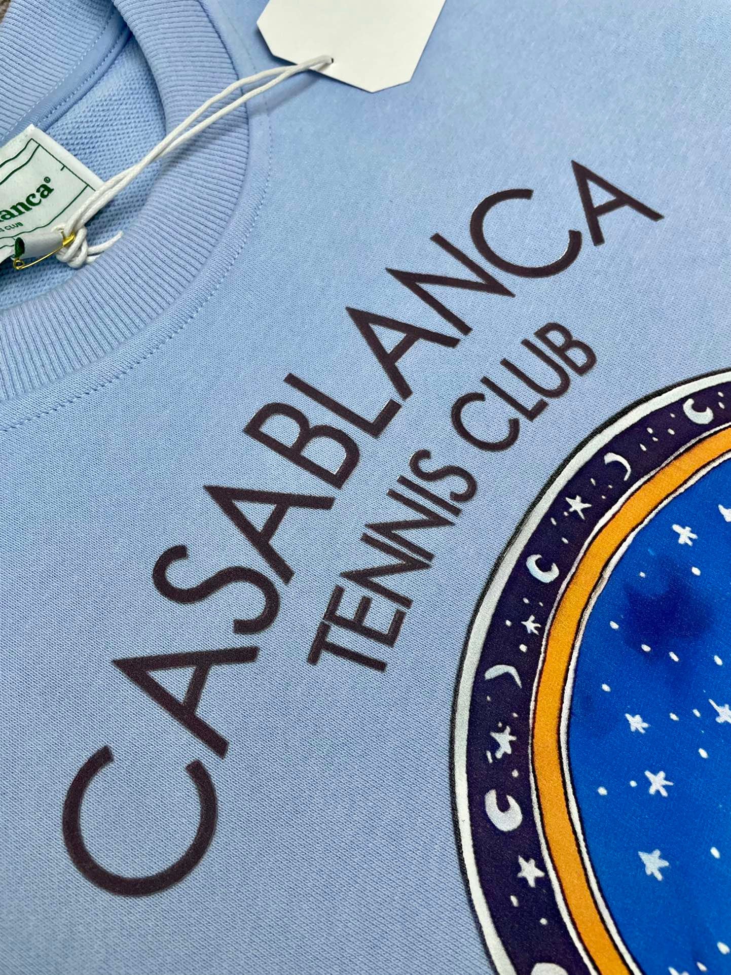 سويت شيرت باللون الأسود والأزرق السماوي