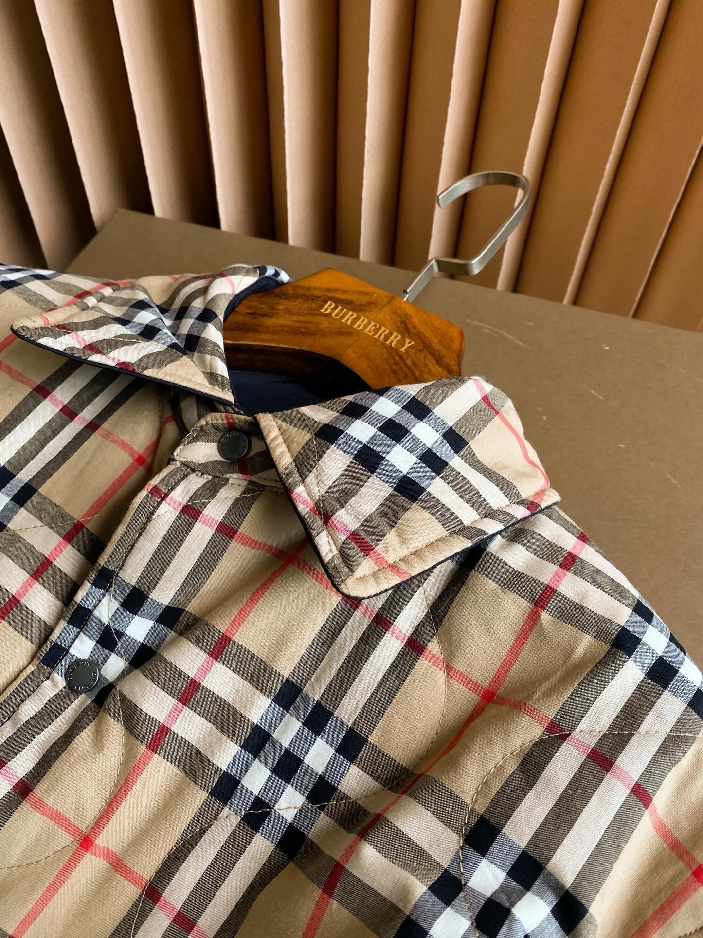 سترة متعددة الألوان