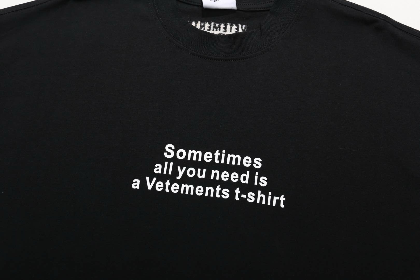 Weißes und schwarzes T-Shirt