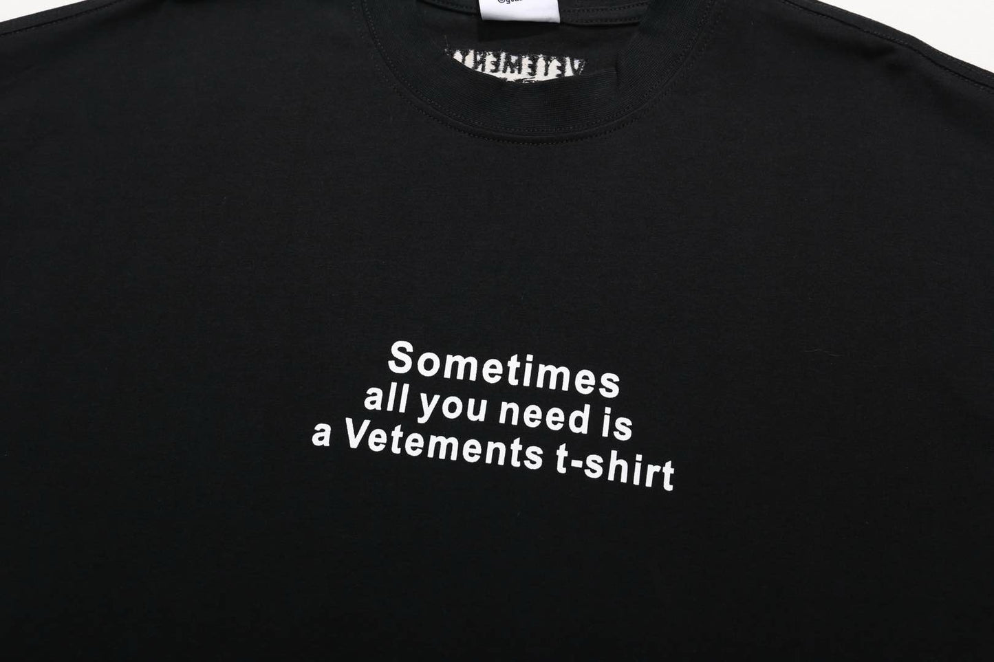 تي شيرت أبيض وأسود