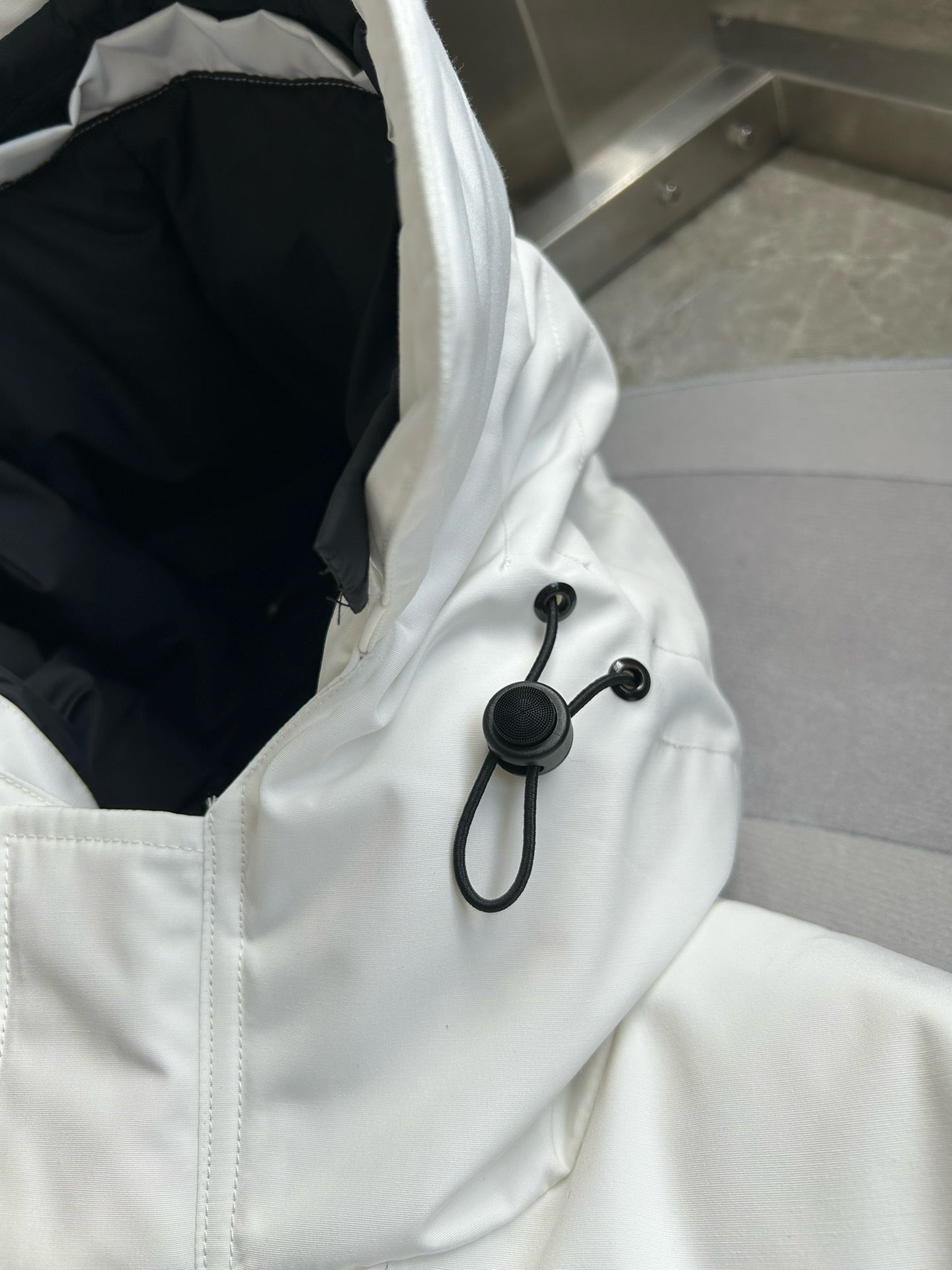 Weiße, graue, rote und schwarze Jacke