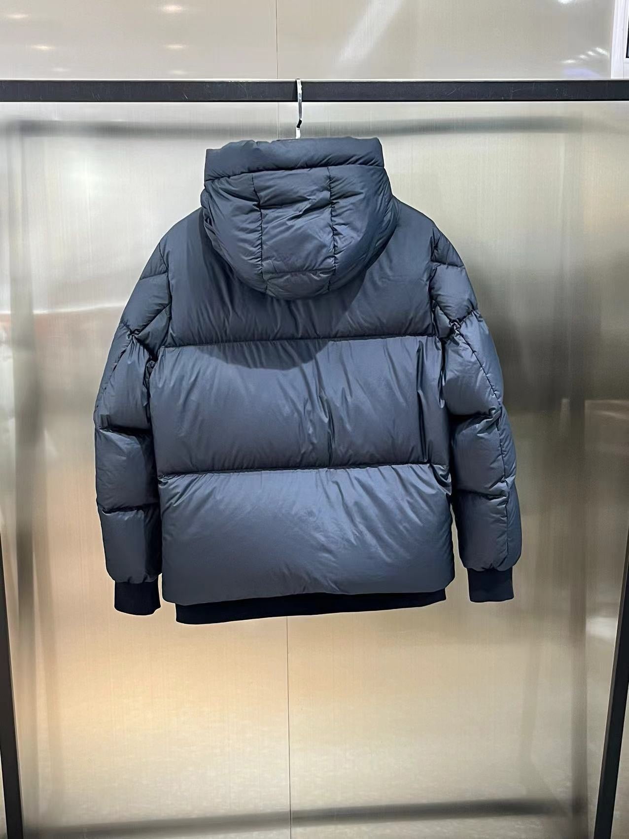 Schwarze, blaue und weiße Jacke