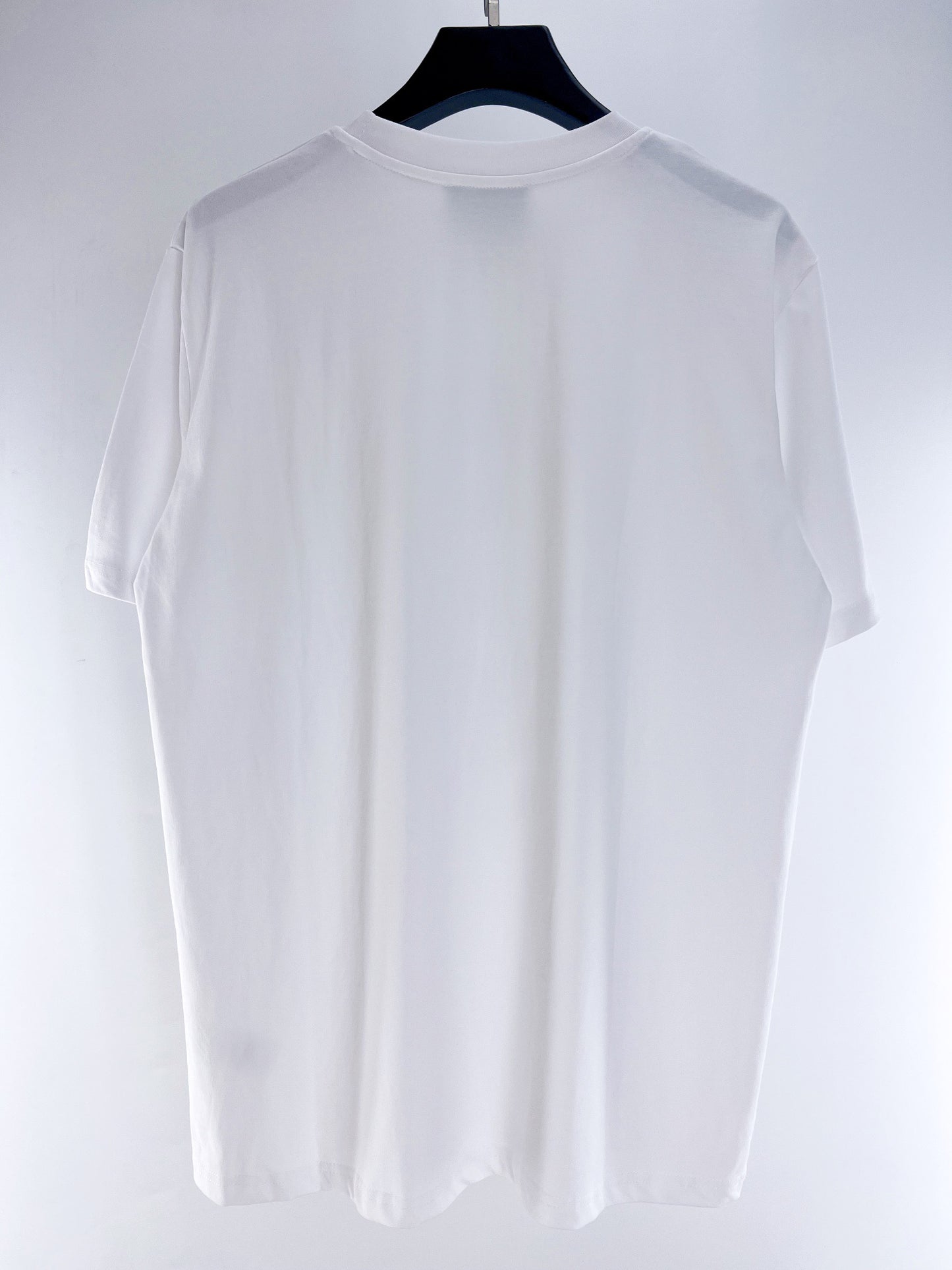 Camiseta azul y blanca