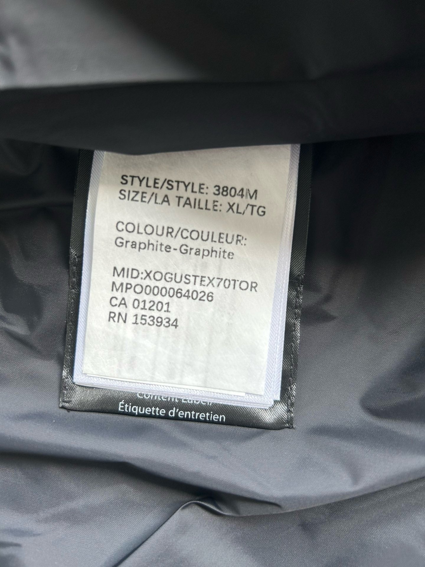 Weiße, graue, blaue und schwarze Jacke