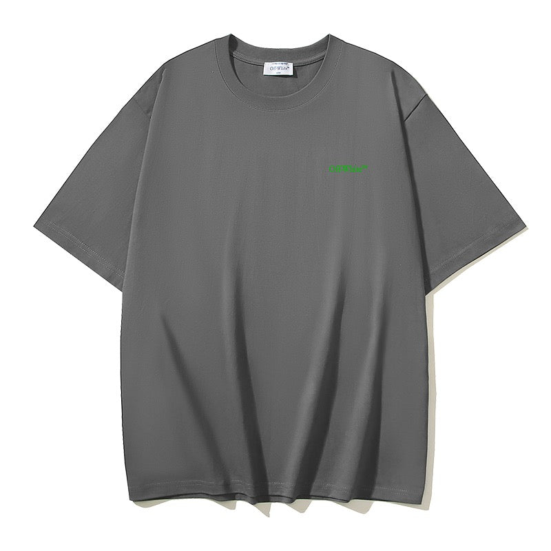 Dunkelschwarzes, schwarz-weißes T-Shirt