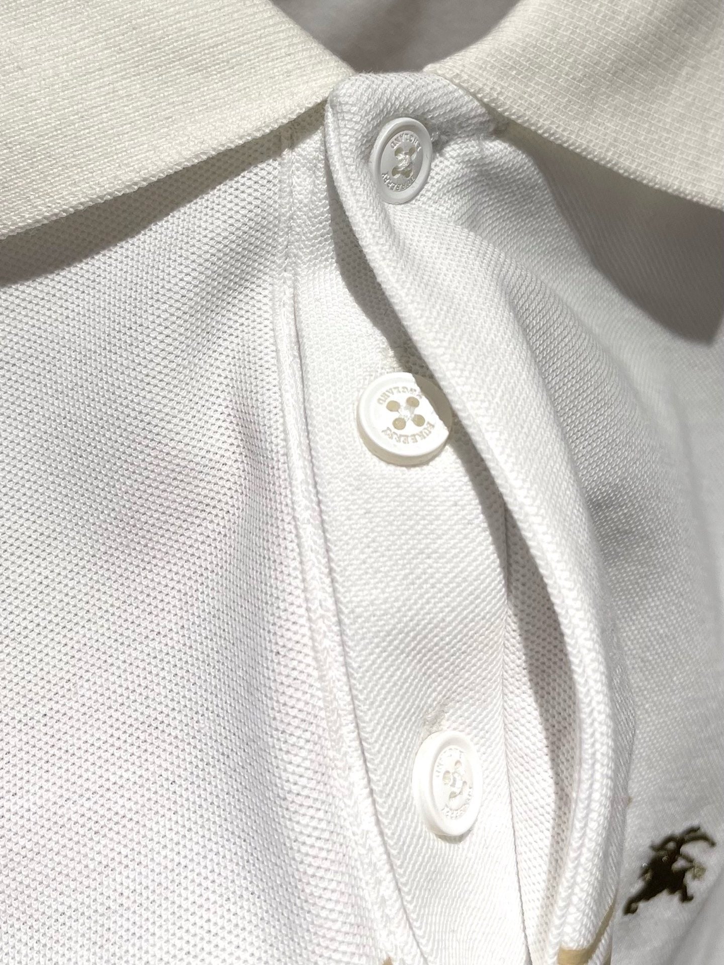 schwarzes und weißes Poloshirt