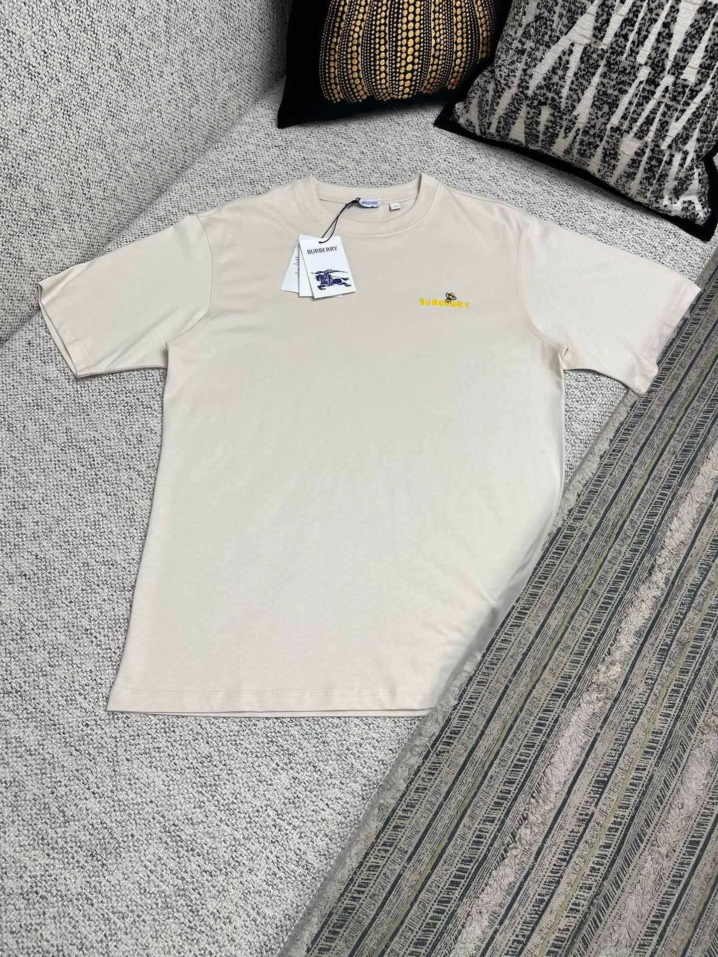 Aprikosen- und graues T-Shirt