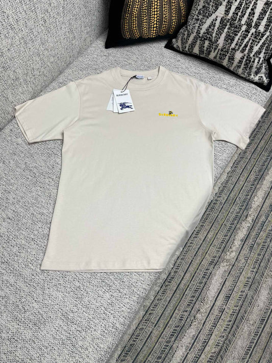 Aprikosen- und graues T-Shirt