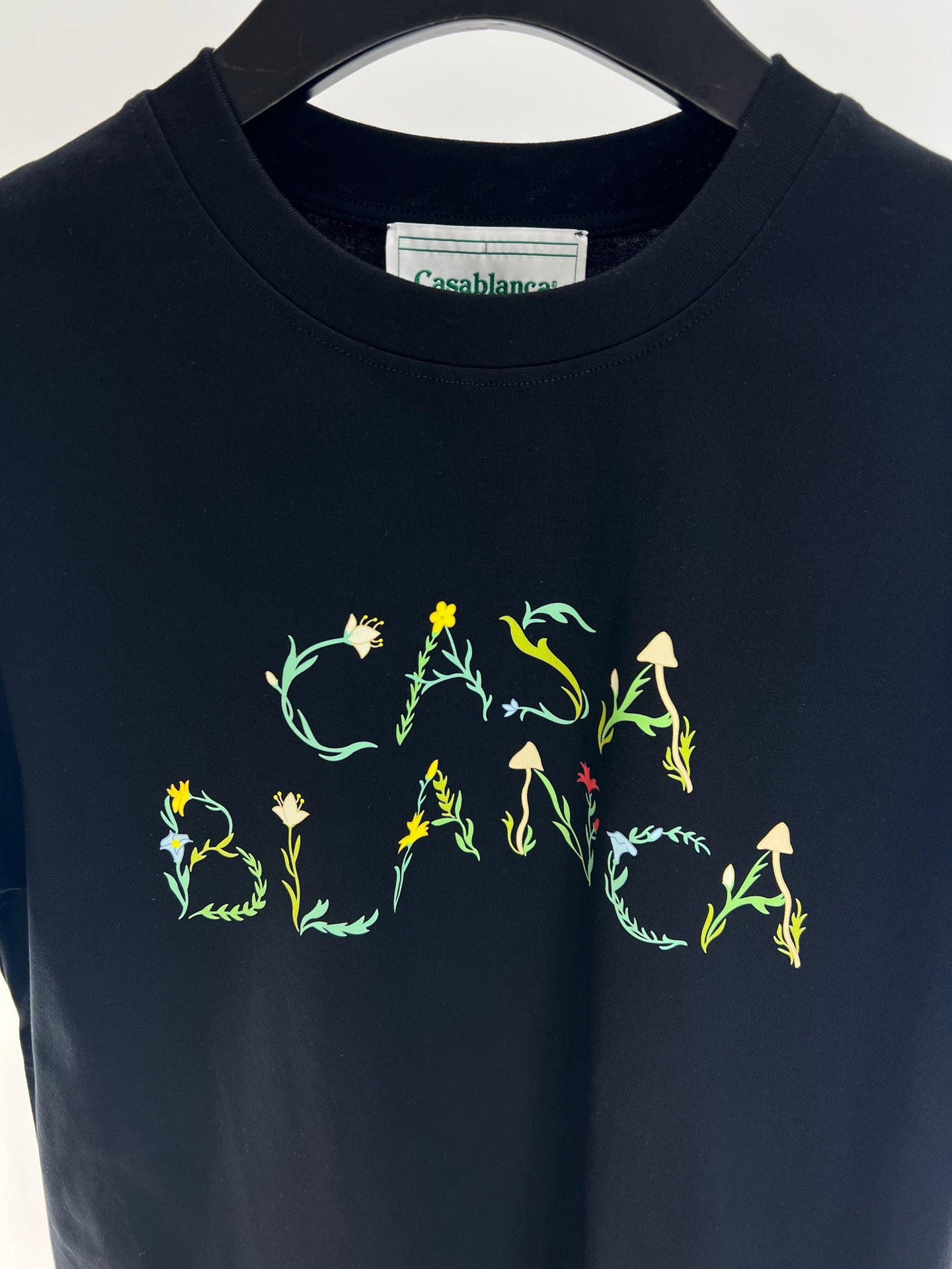 Schwarz-weißes T-Shirt