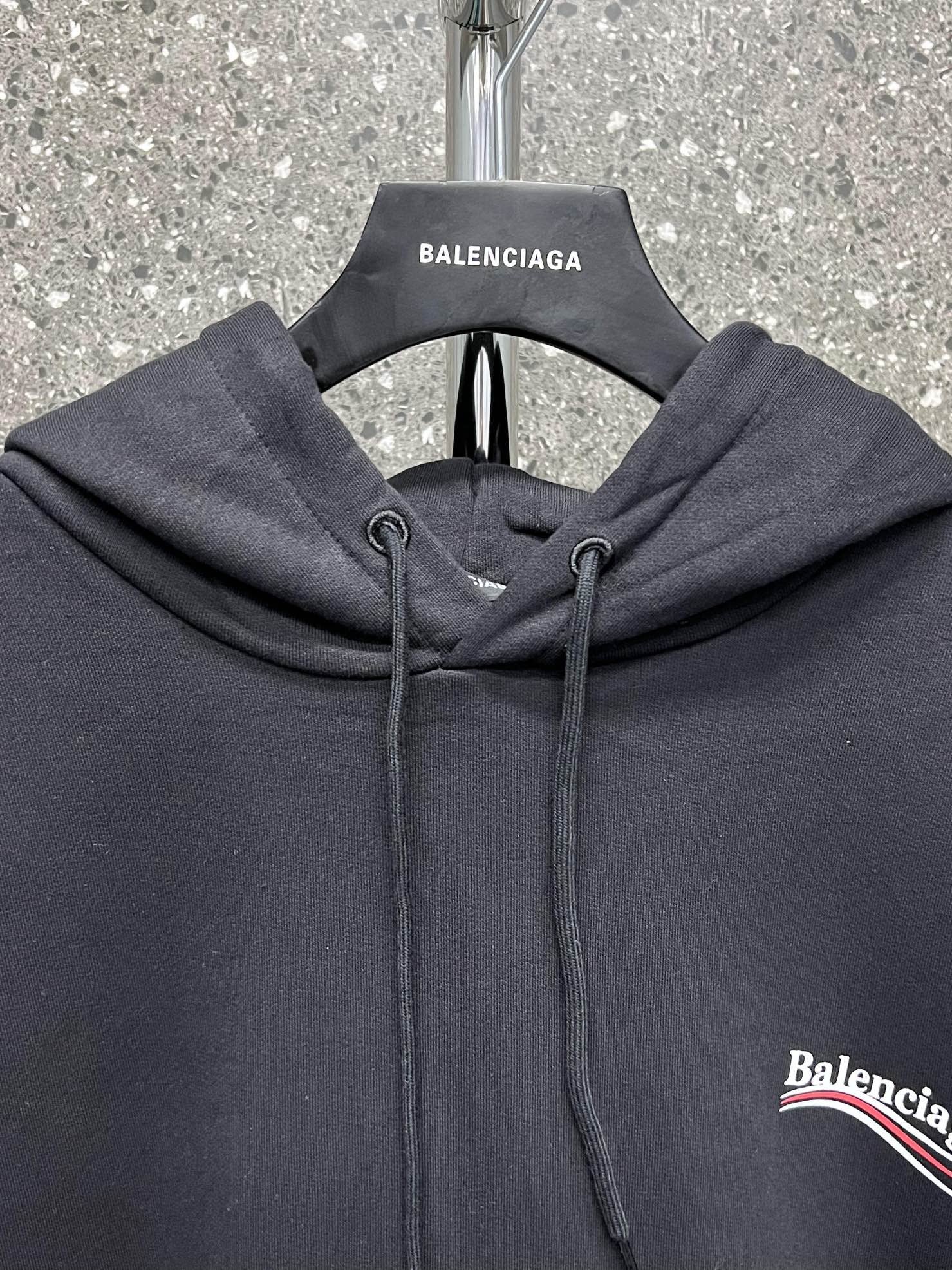 weißer und schwarzer Pullover mit einer Kapuze