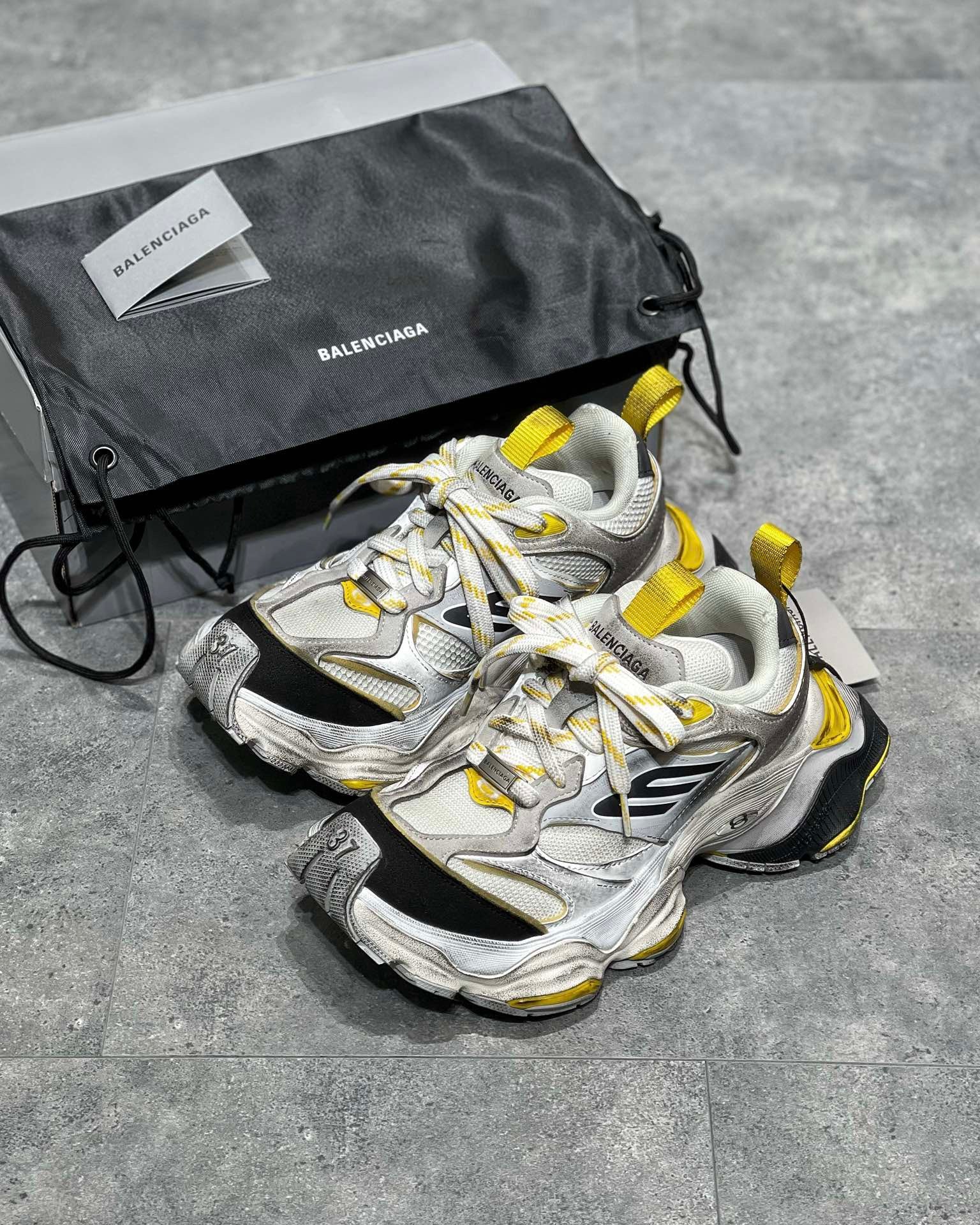 Silbergelbe Schuhe - Größe 46