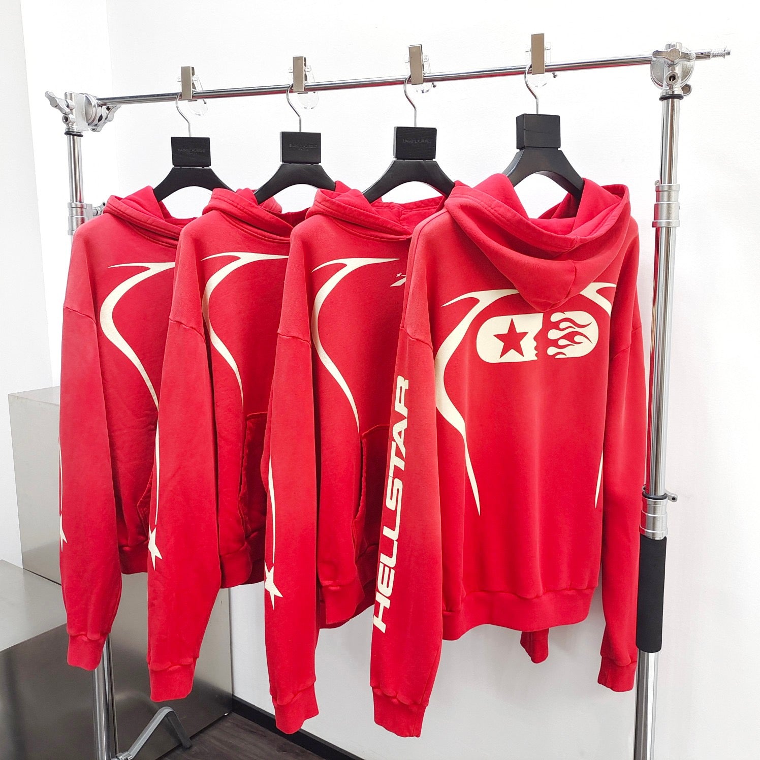 Roter Kapuzenpullover