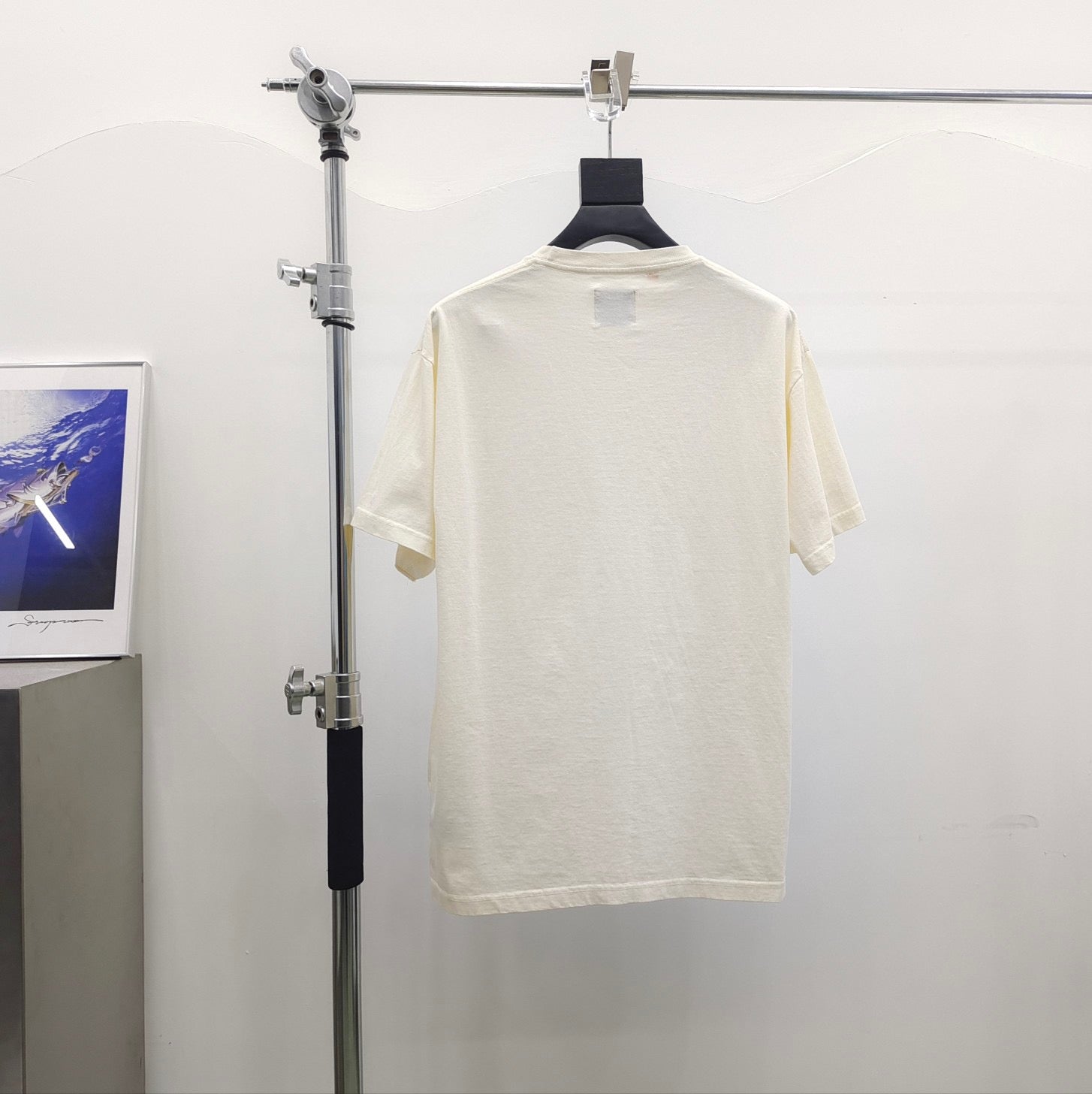 T-Shirt in Seeblau und Off-White