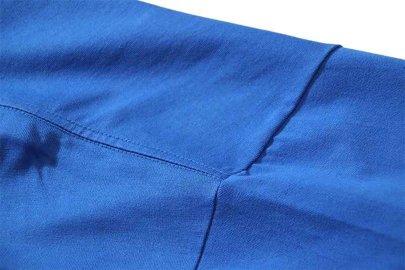 Blaues und schwarzes T-Shirt