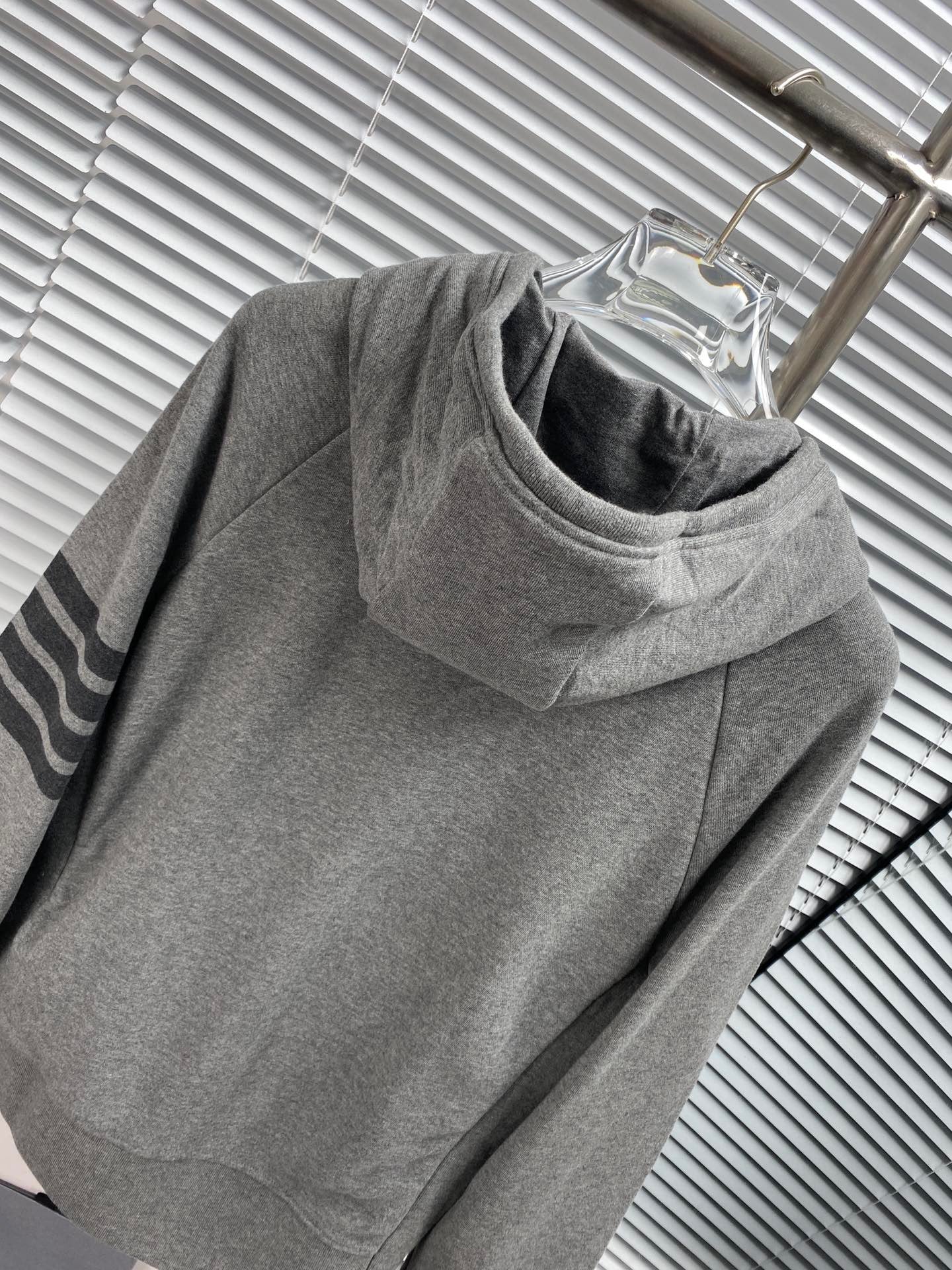 Dunkelblaue und graue Jacke