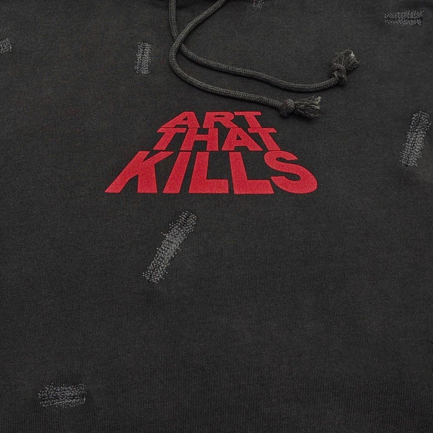 جارزة سوداء بقبعة شتوية