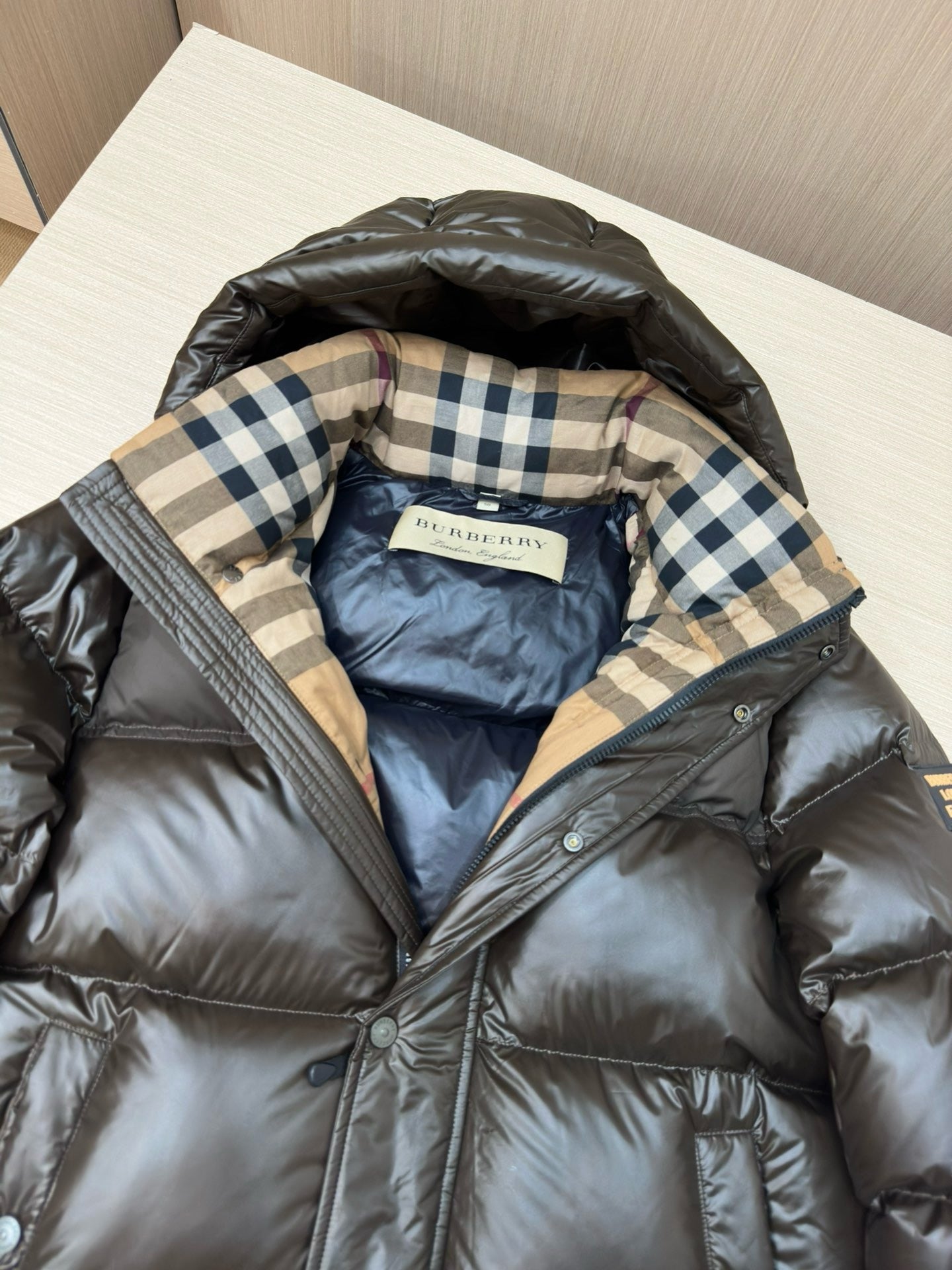 Schwarze und dunkelblaue Jacke