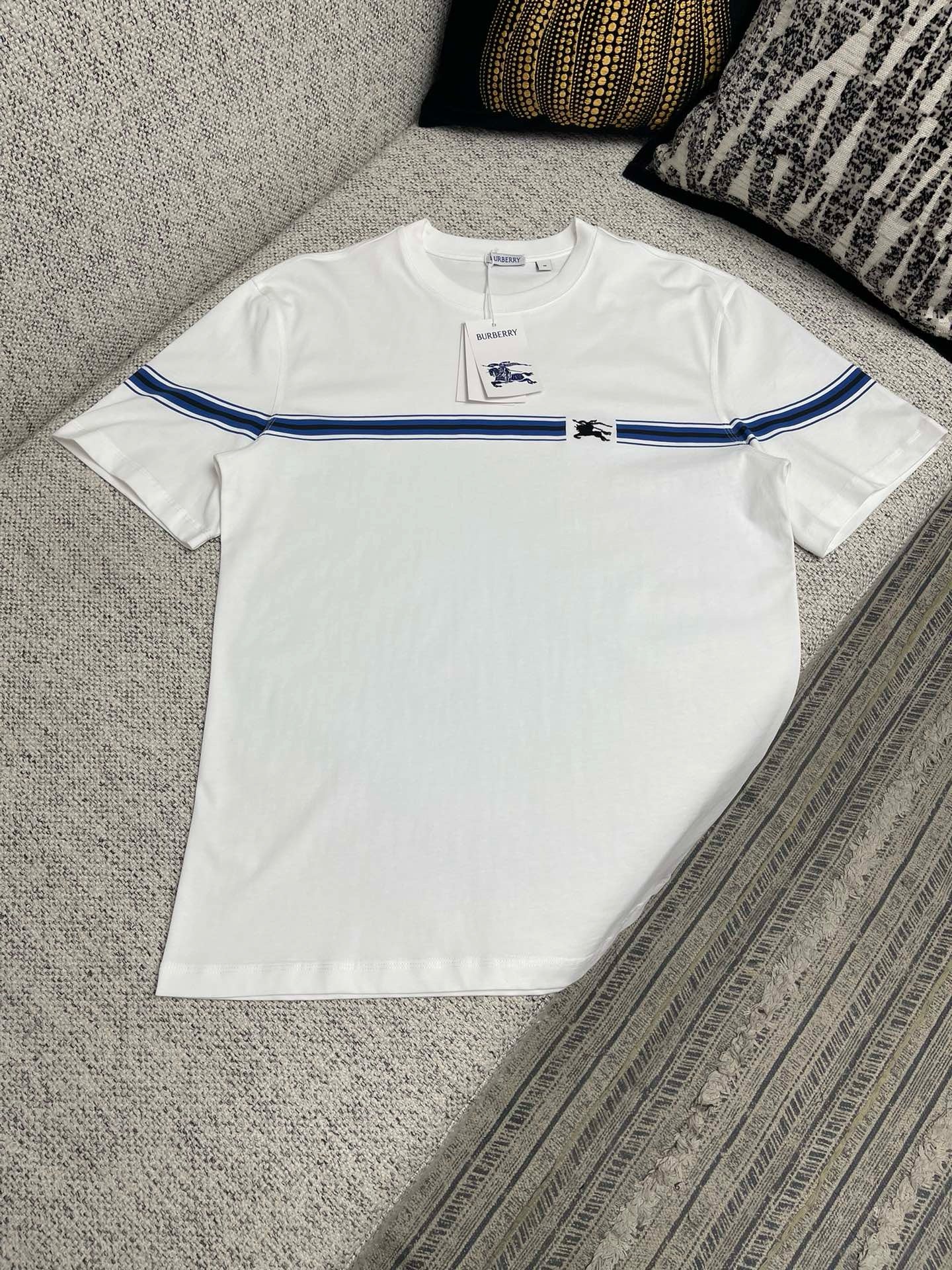 Schwarz-weißes T-Shirt