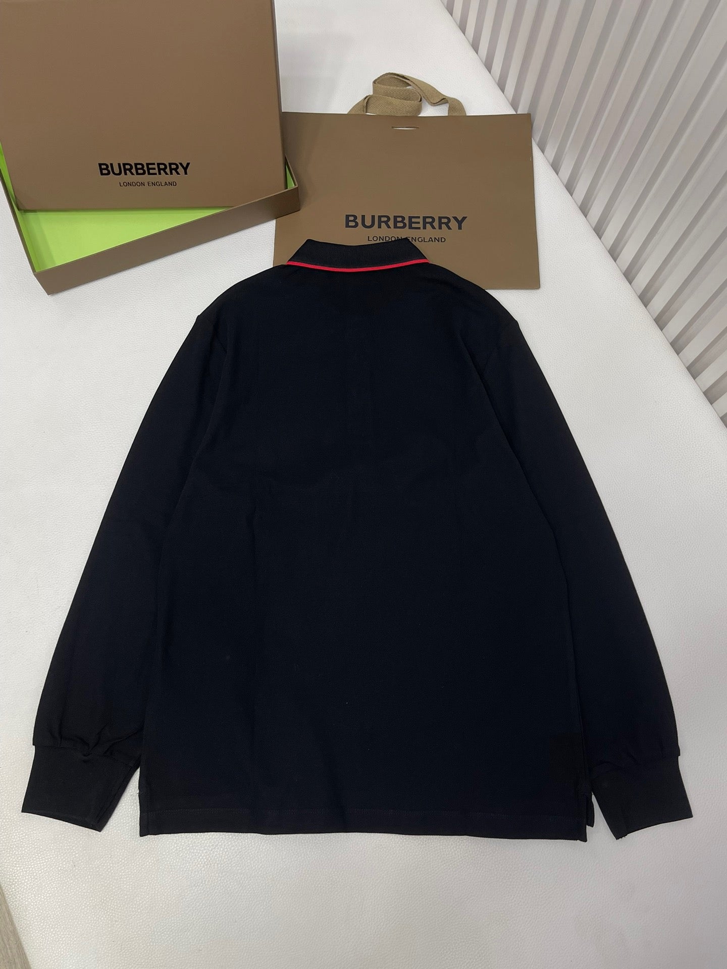Poloshirt in Schwarz, Weiß, Marineblau und Hellblau