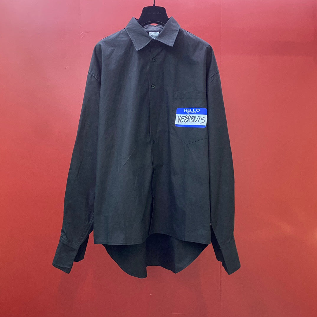 Schwarze und weiße Jacke