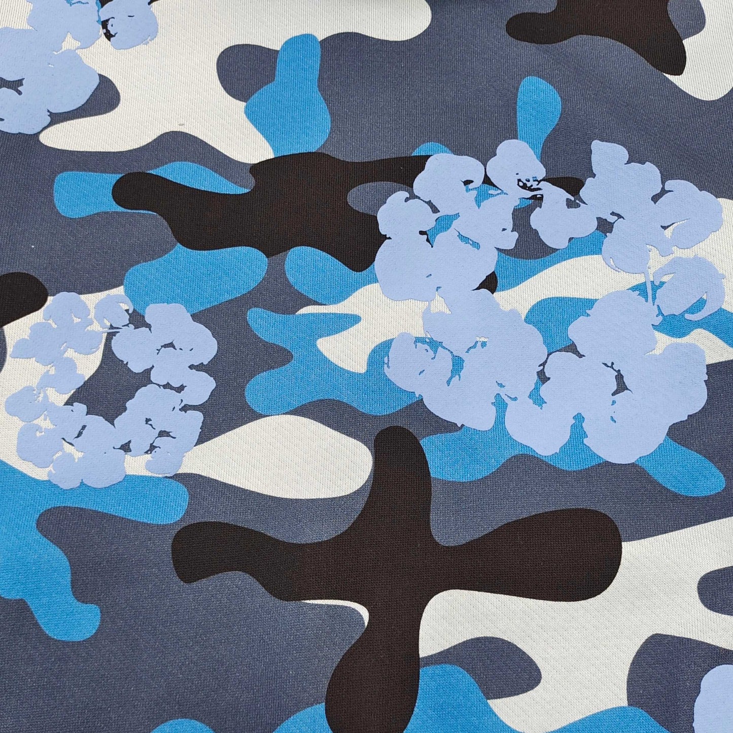 سترة متعددة الألوان