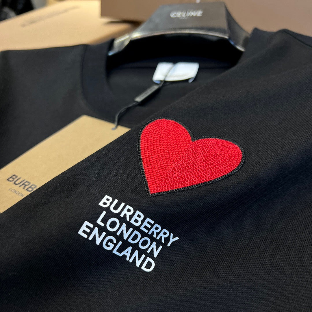 تي شيرت أبيض وأسود