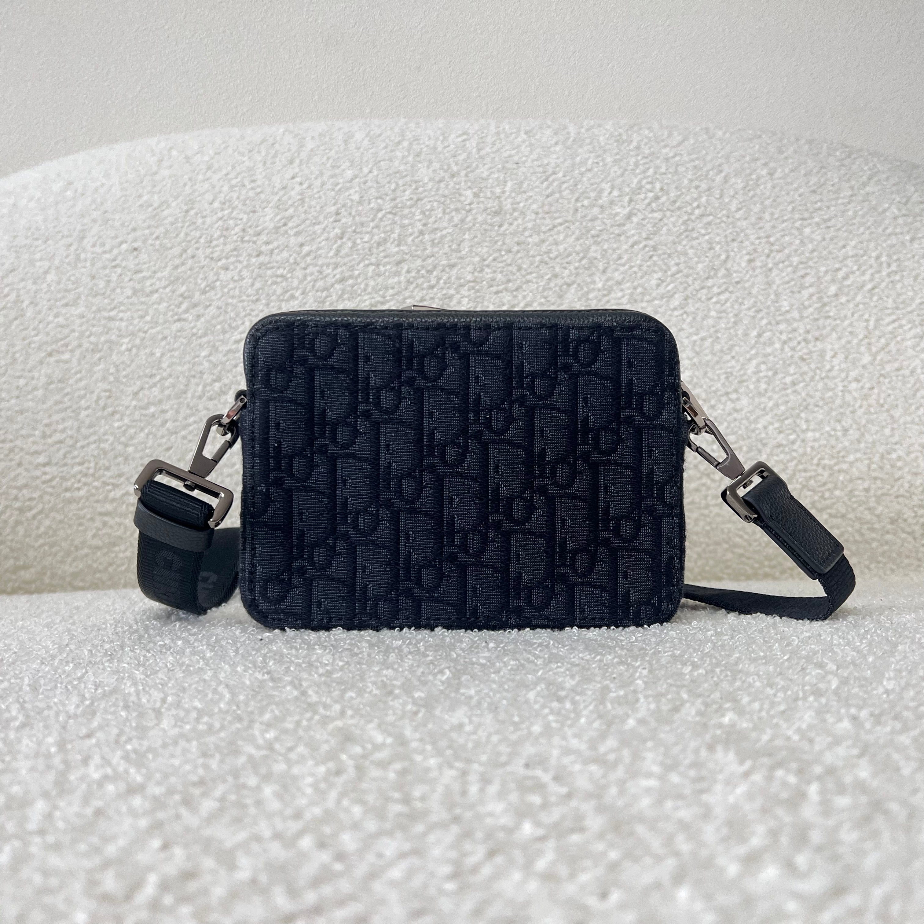 Blaue und schwarzgraue Tasche