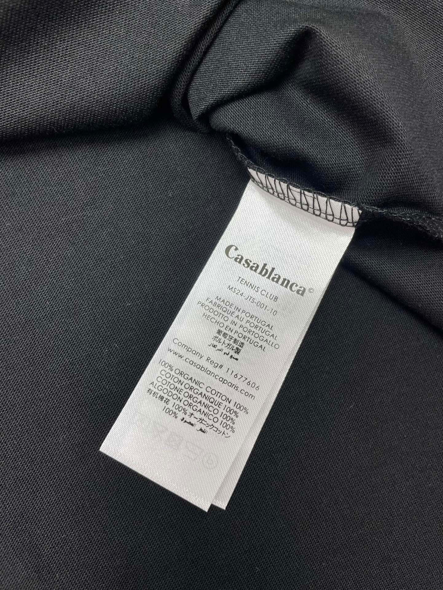 تي شيرت أحمر وأسود وأبيض