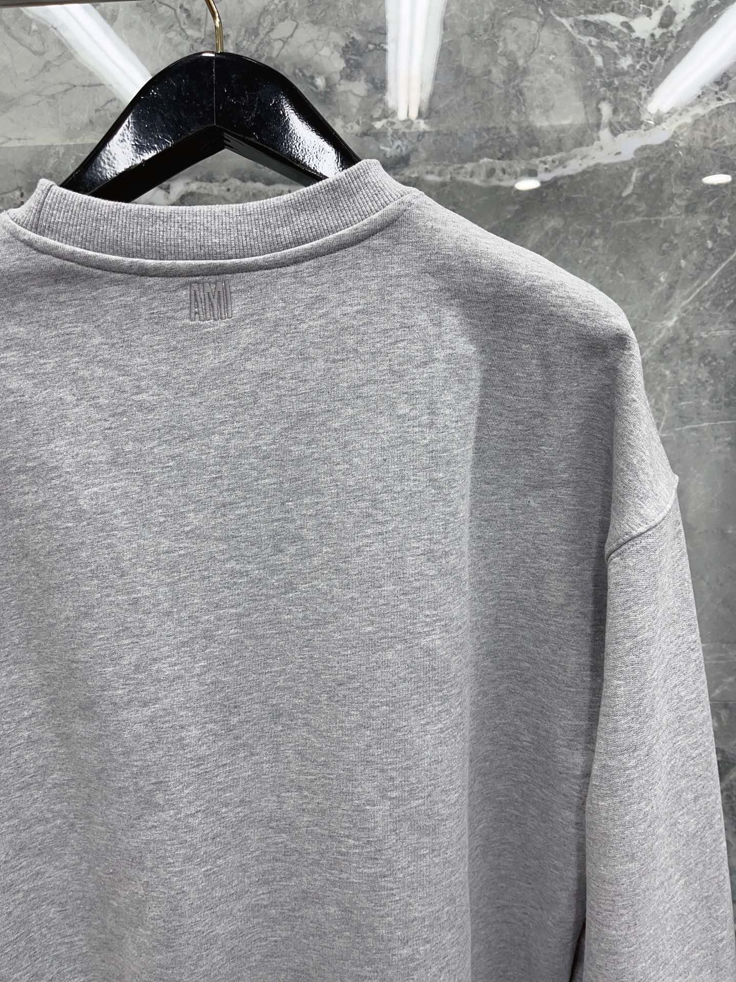 Schwarz-grau-weißes Trikot