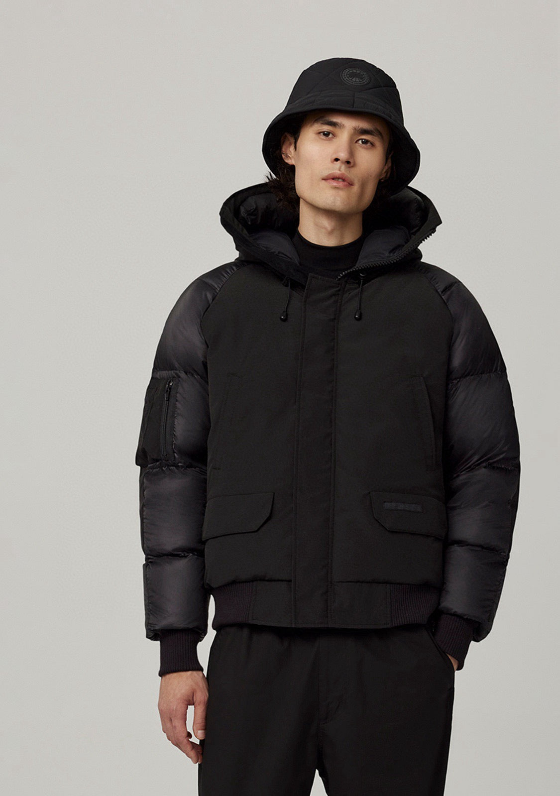 weiße und schwarze Jacke