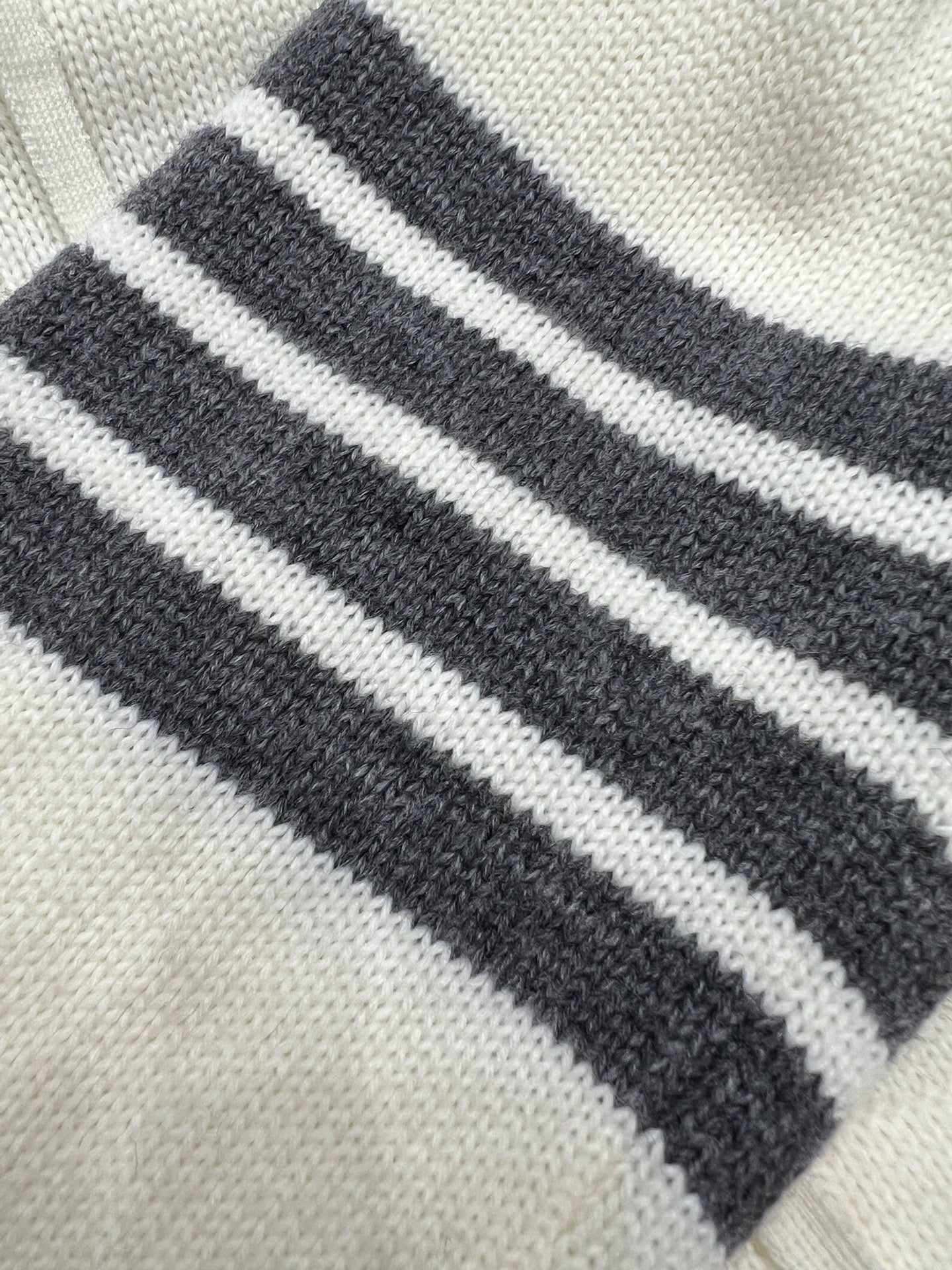 سترة متعددة الألوان