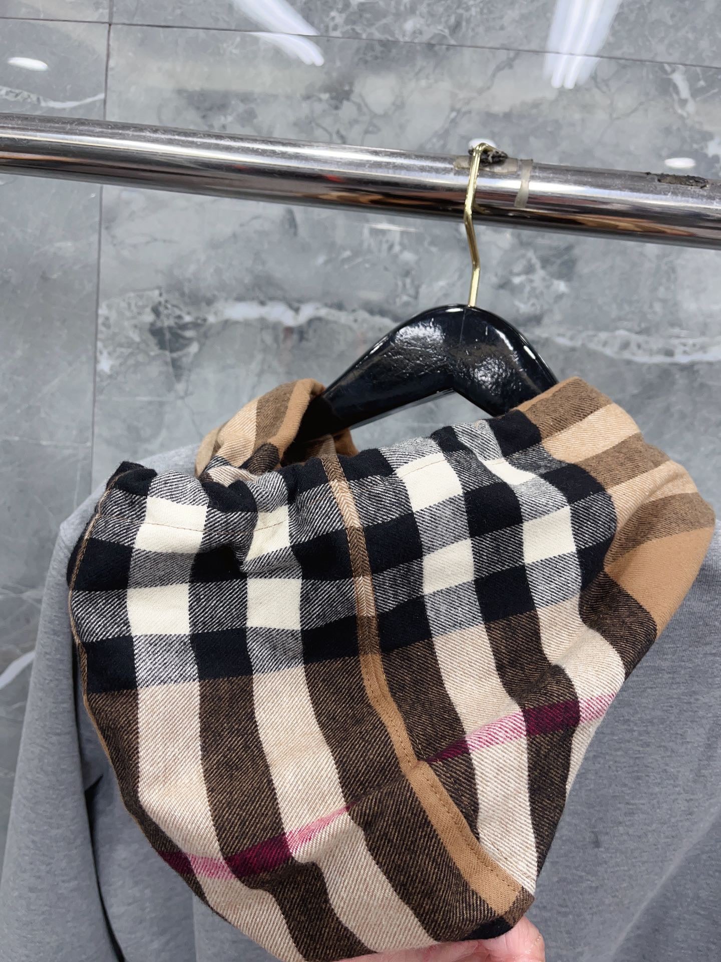 هودي أسود، أزرق غامق، رمادي وكاكي