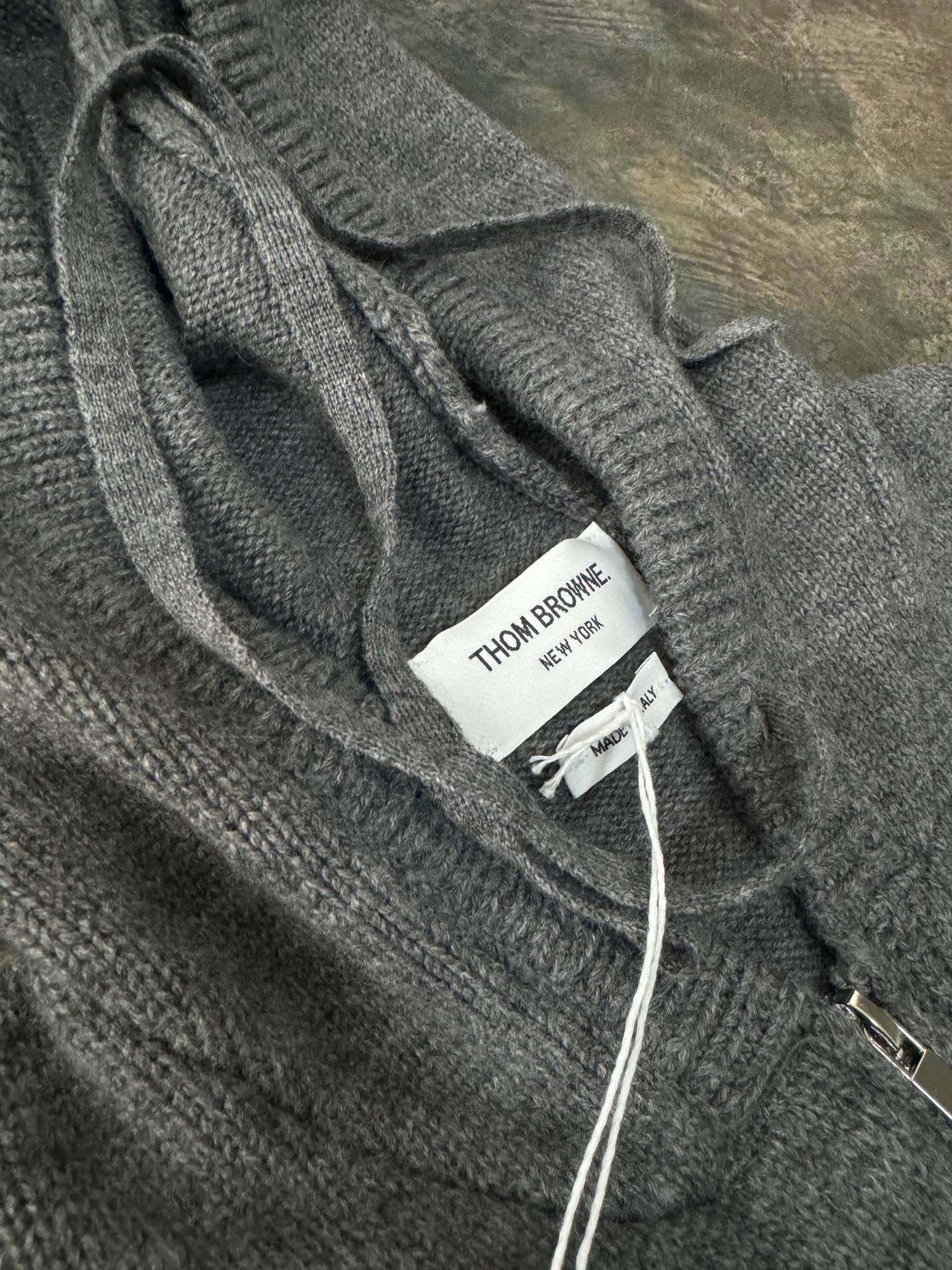 سترة متعددة الألوان