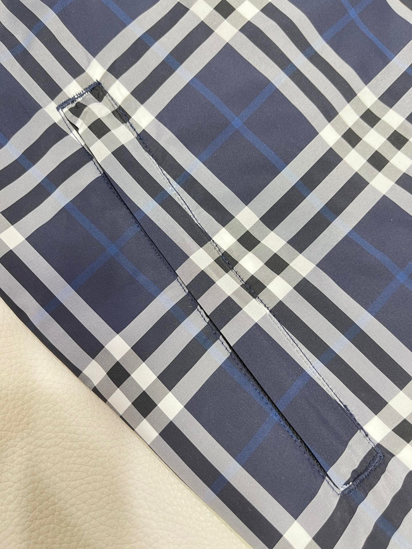Blau-weiße Jacke