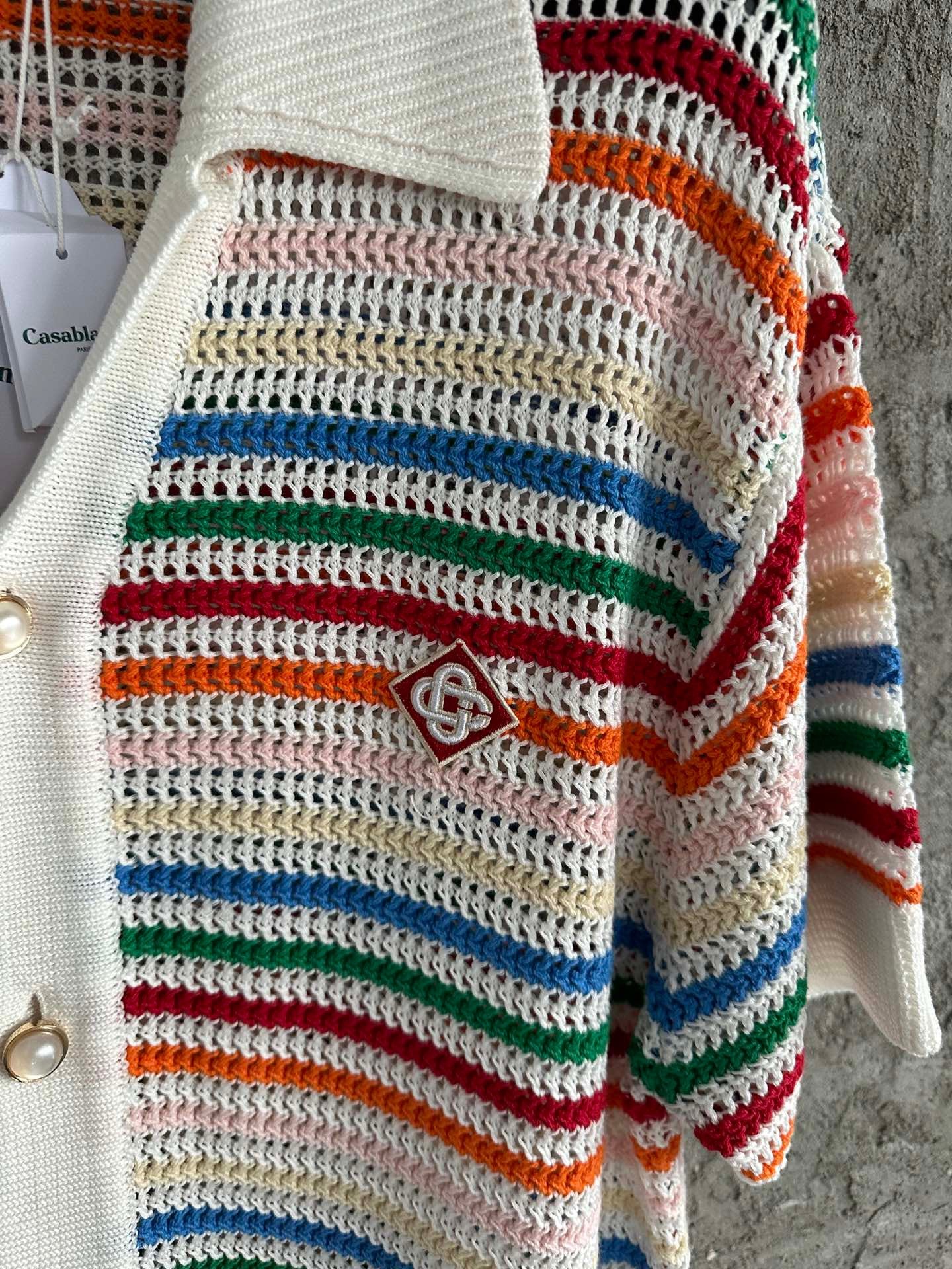 قميص متعدد الألوان