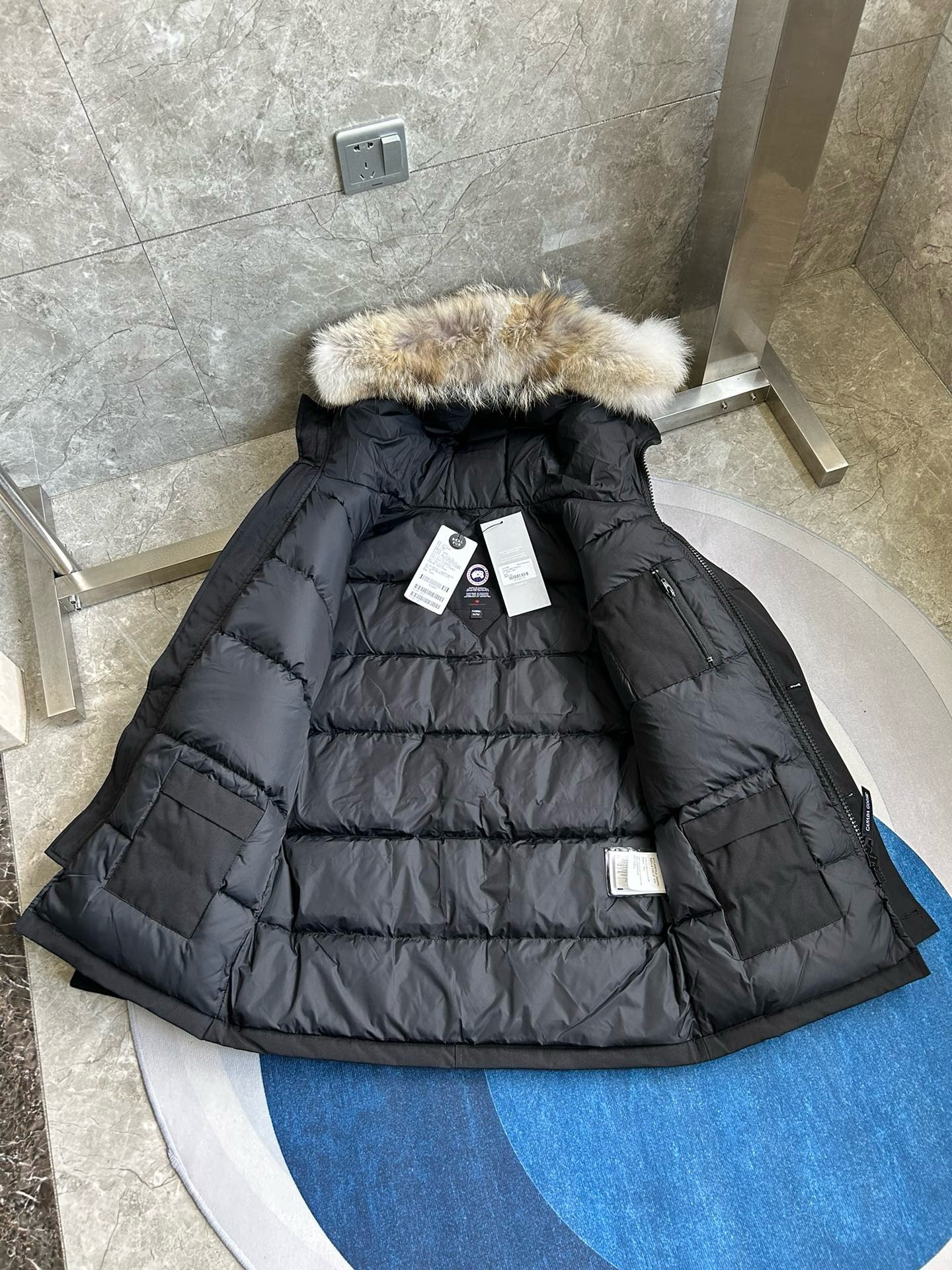 Schwarze und graue Jacke