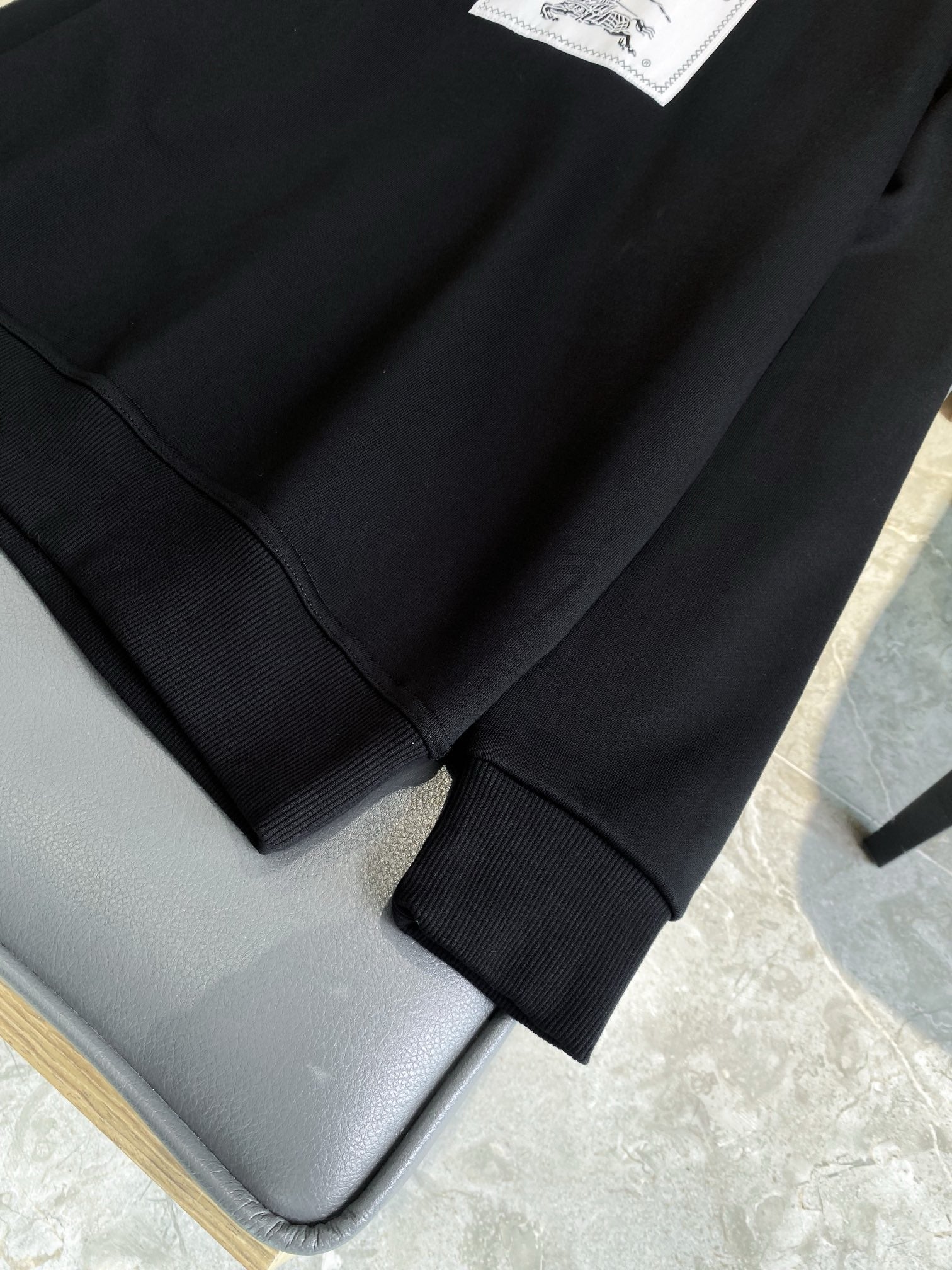 Schwarzes Sweatshirt
