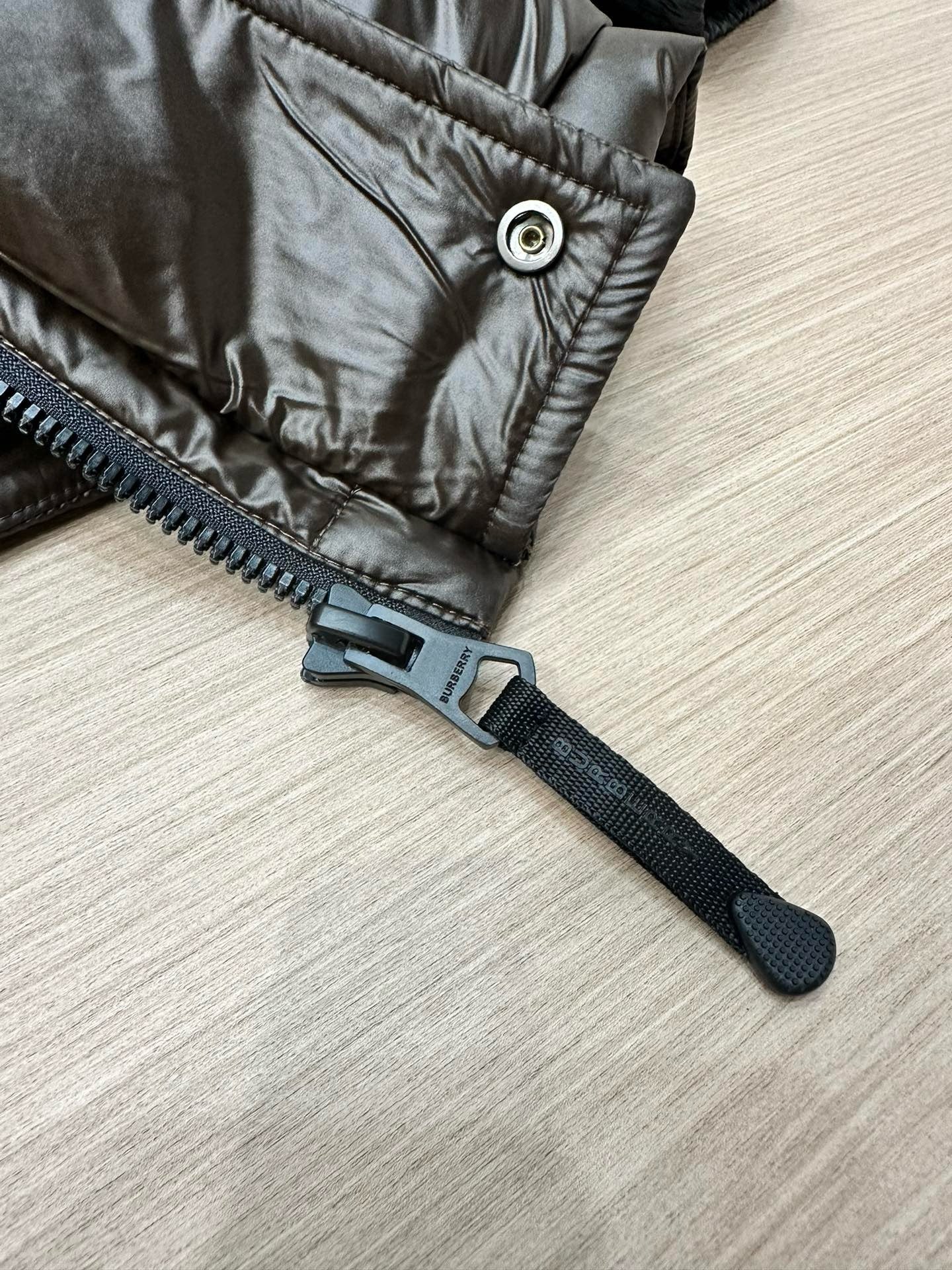 Schwarze und dunkelblaue Jacke