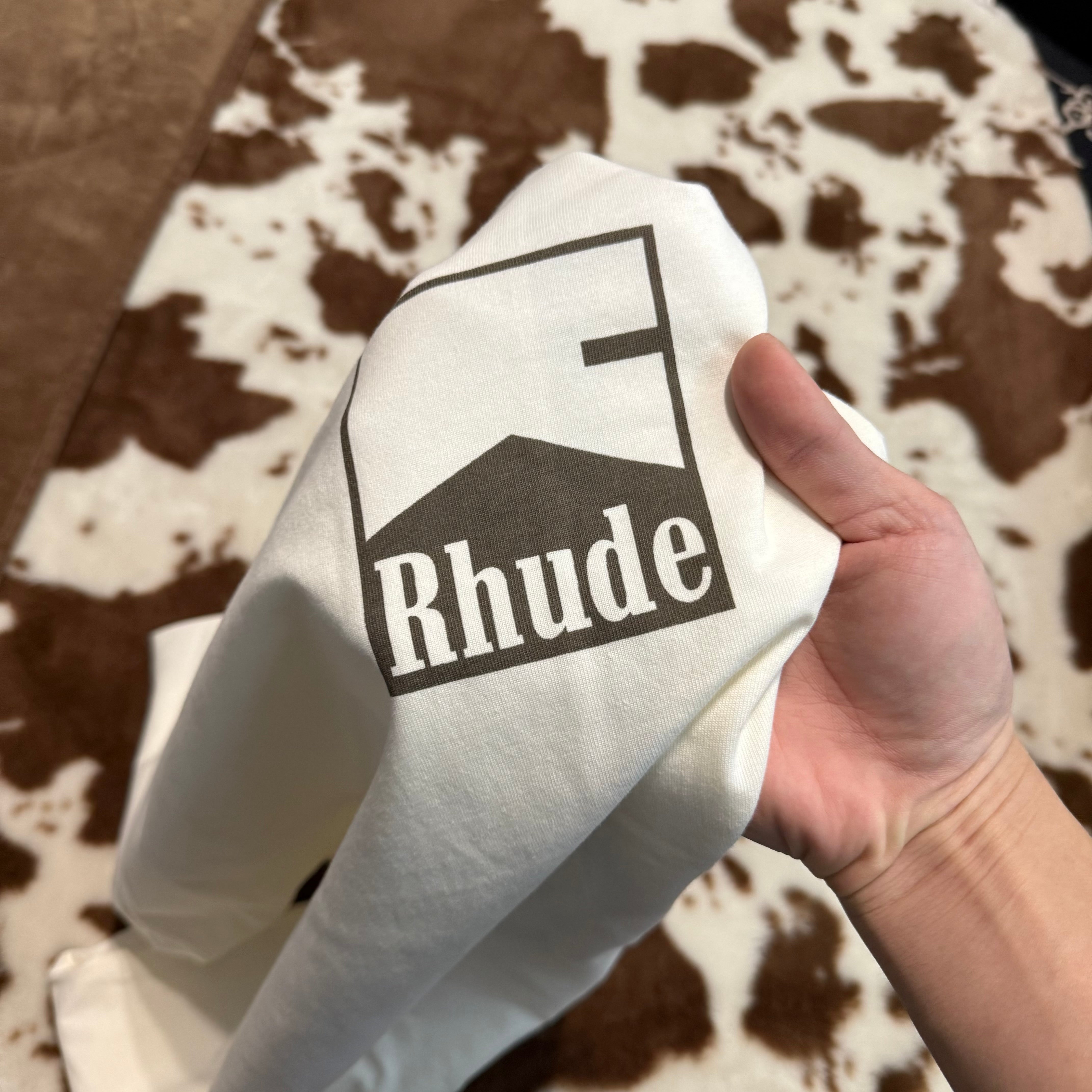 Schwarz-weißes T-Shirt