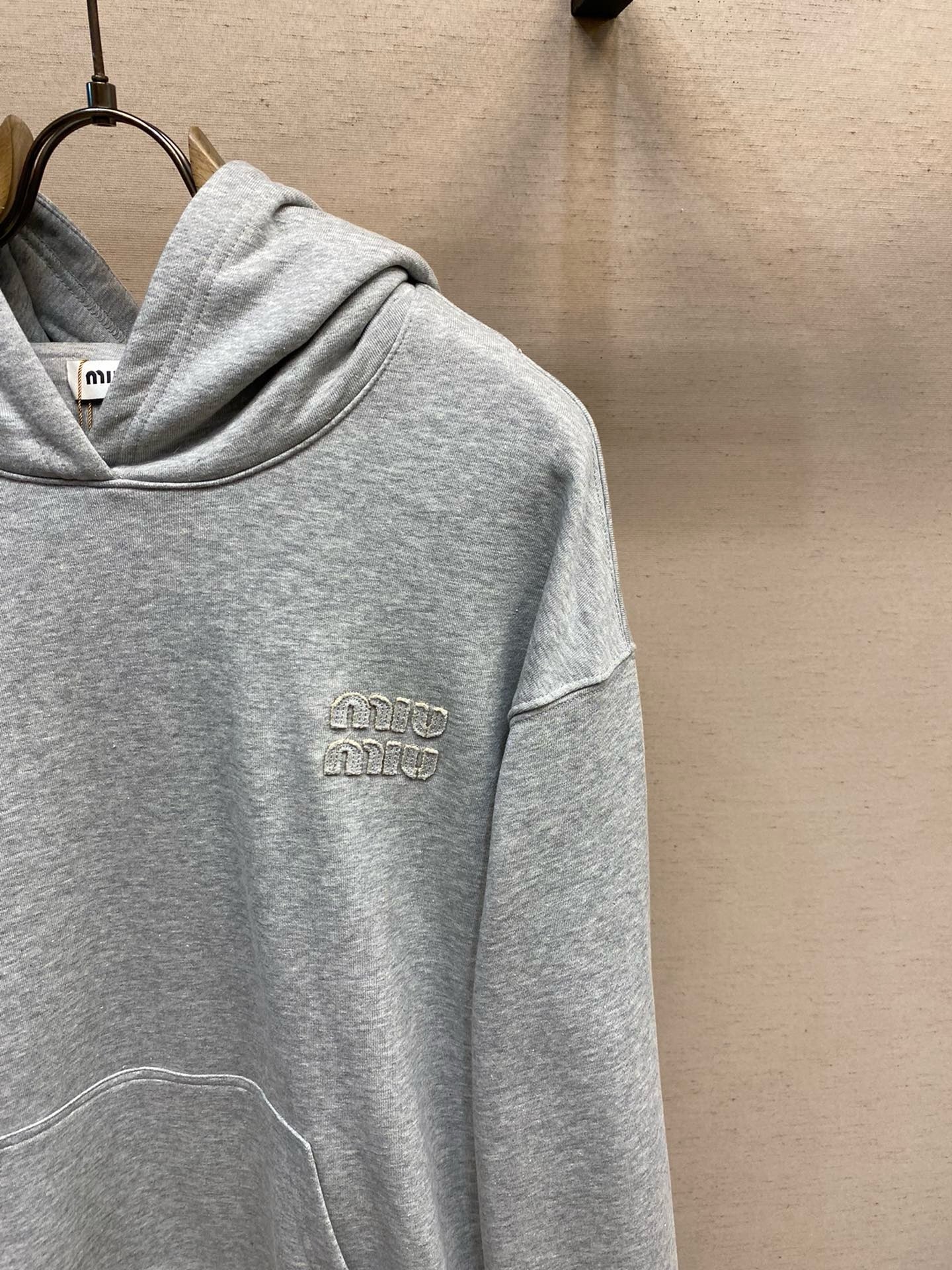 Grauer Hoodie