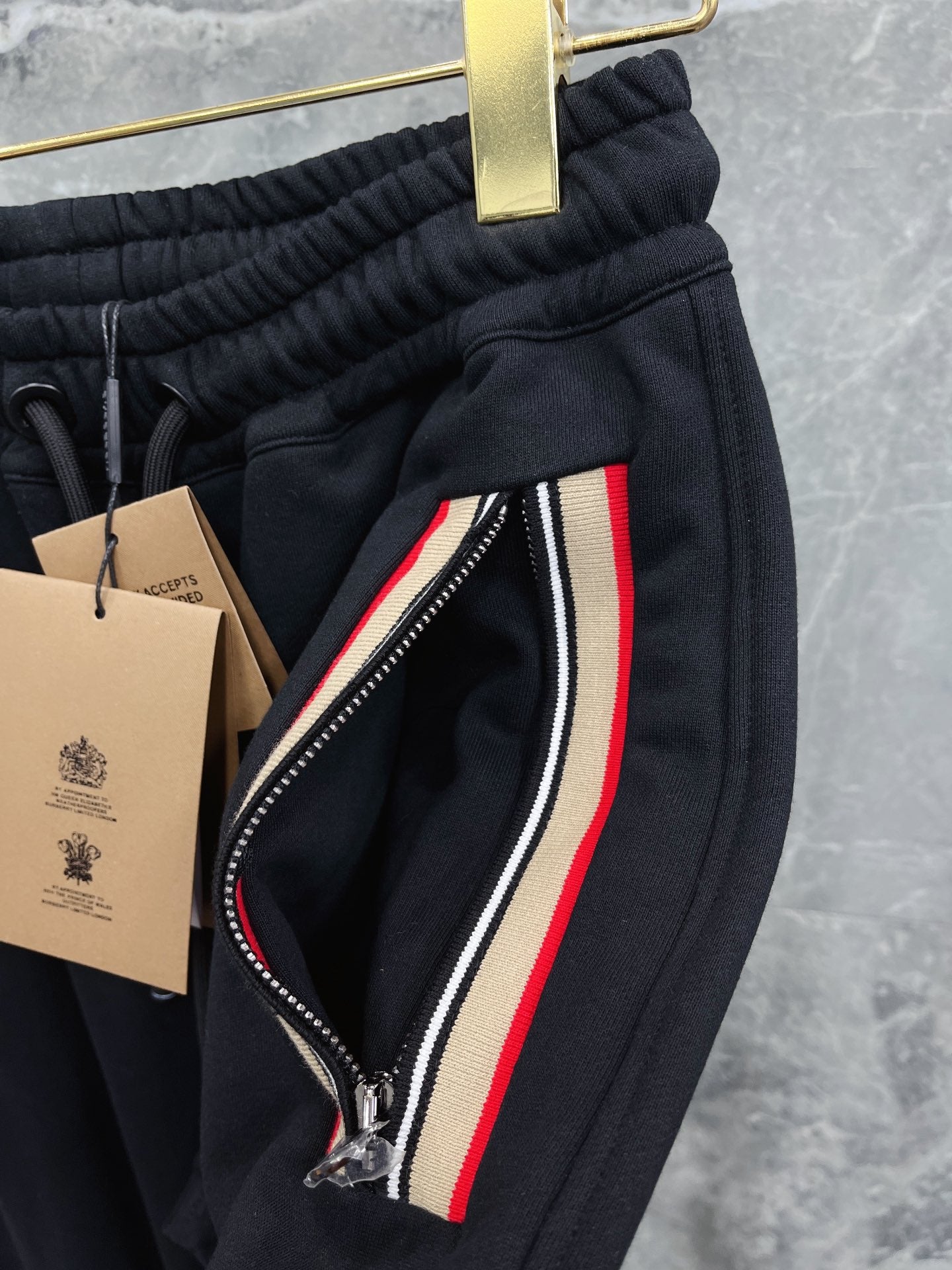 Schwarze, blaue und graue Hose