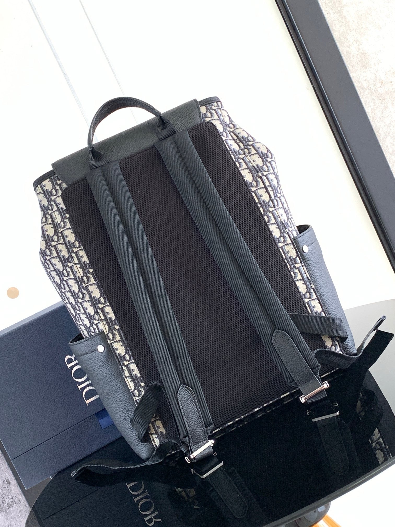 Aprikosen- und schwarze Tasche