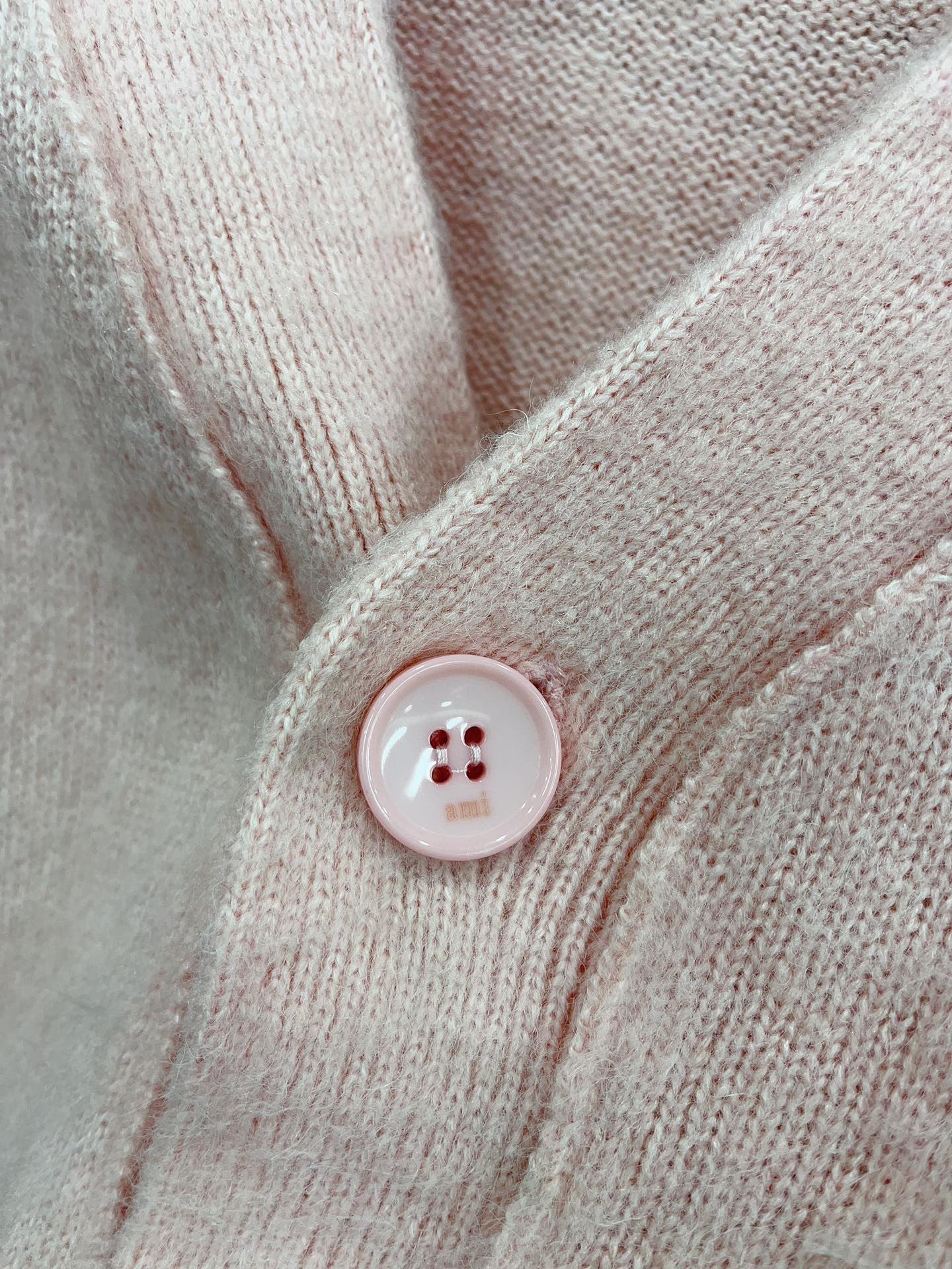 سترة باللون الوردي والأزرق الفاتح