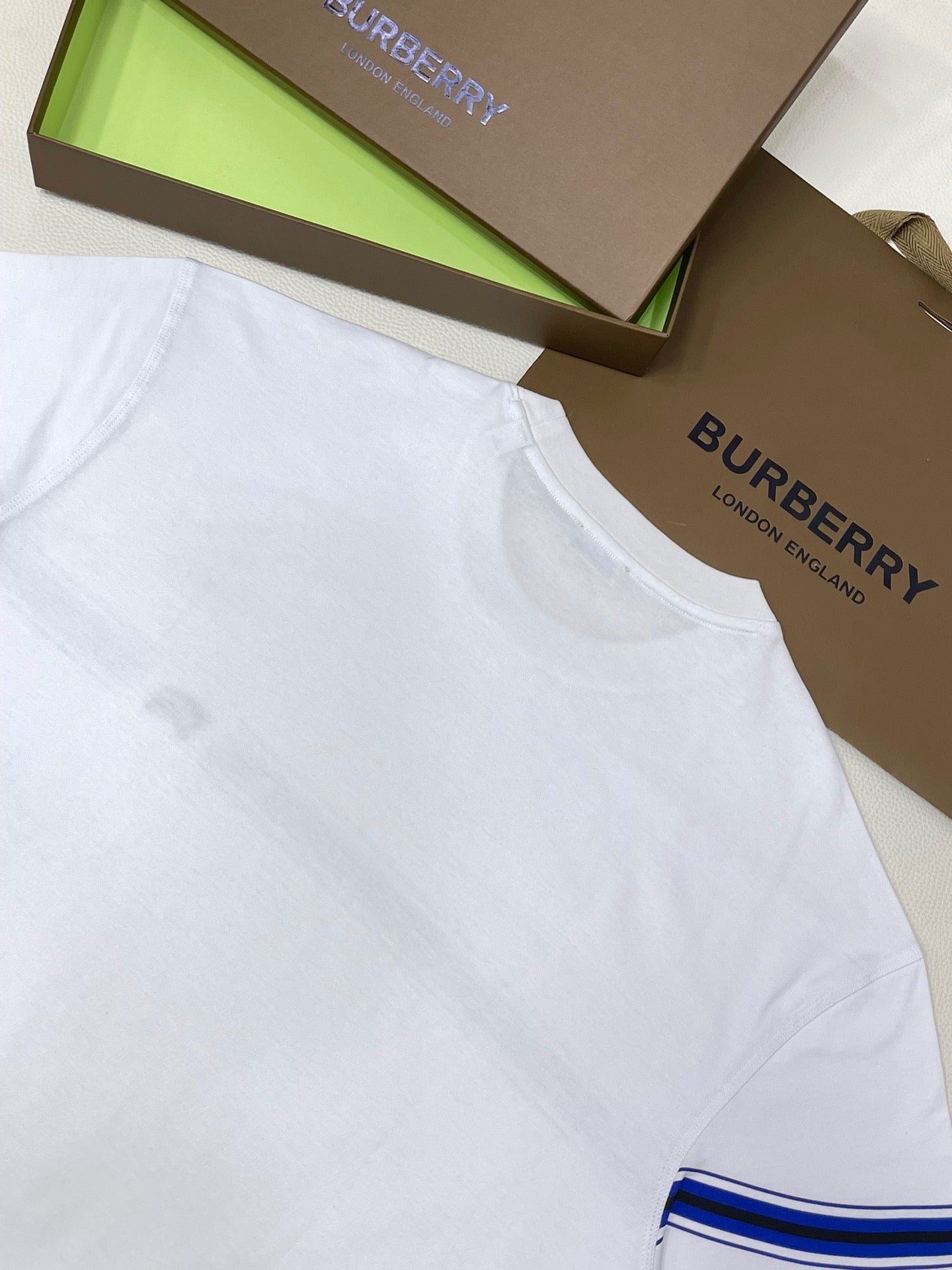 Schwarz-weißes T-Shirt