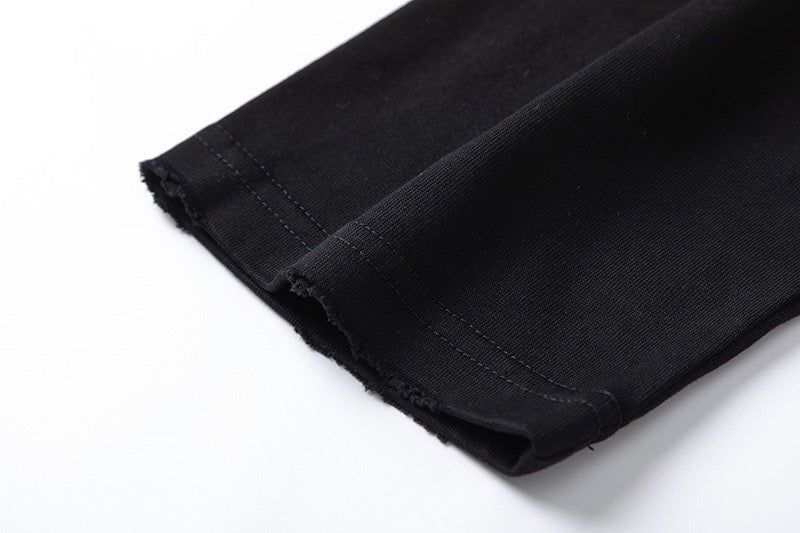 سويت شيرت باللونين الأبيض والأسود