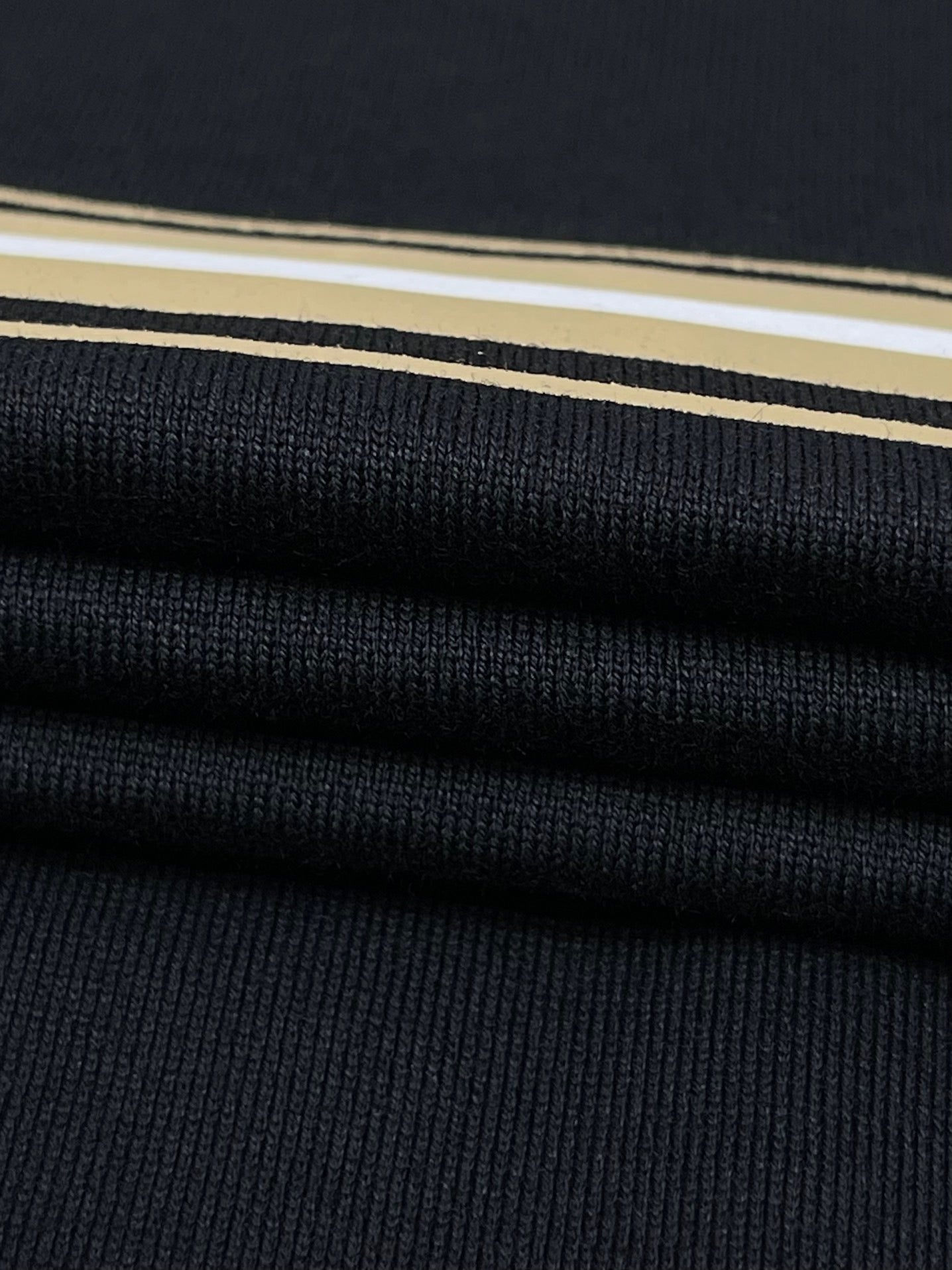 Schwarz-weißes T-Shirt