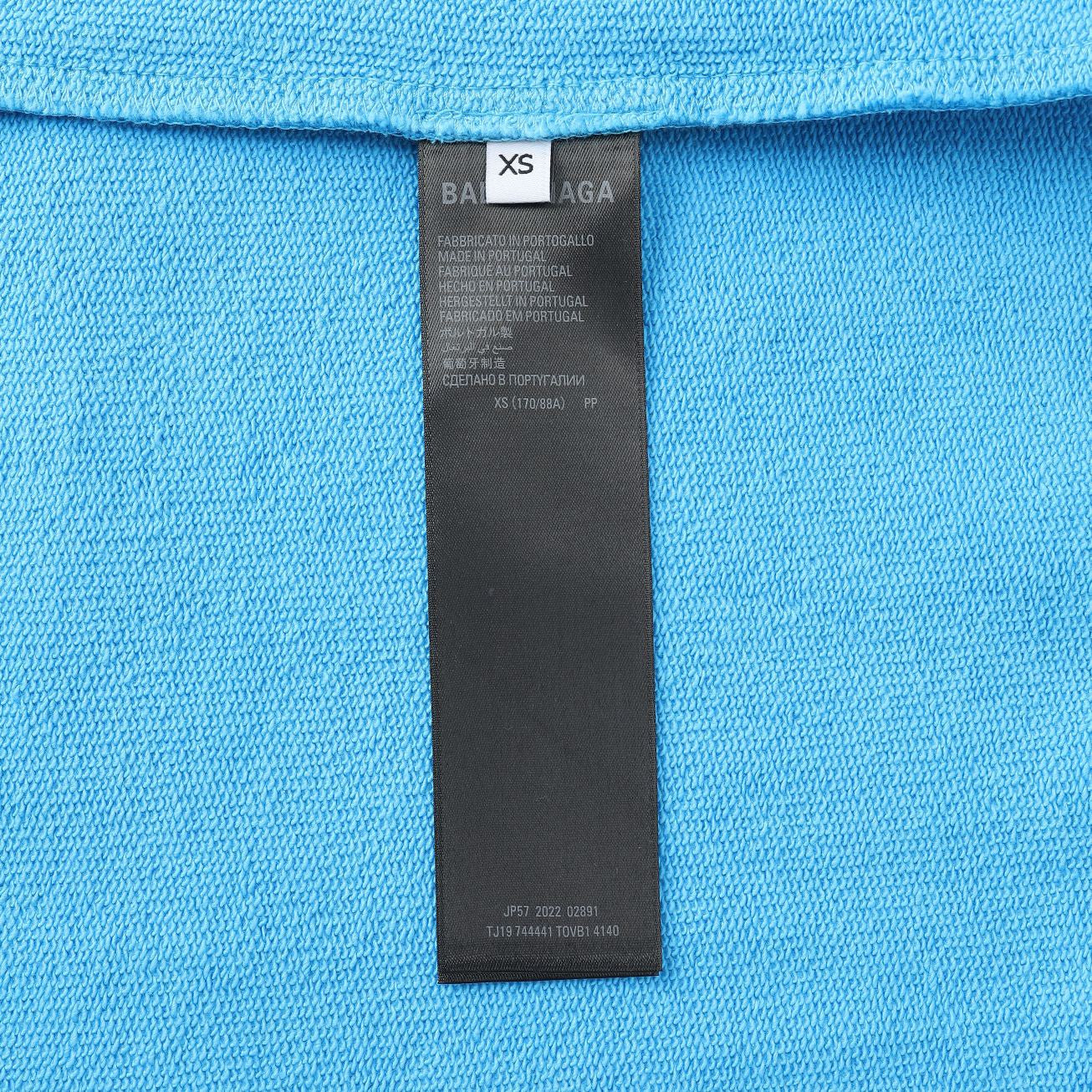Himmelblauer und khakifarbener Hoodie