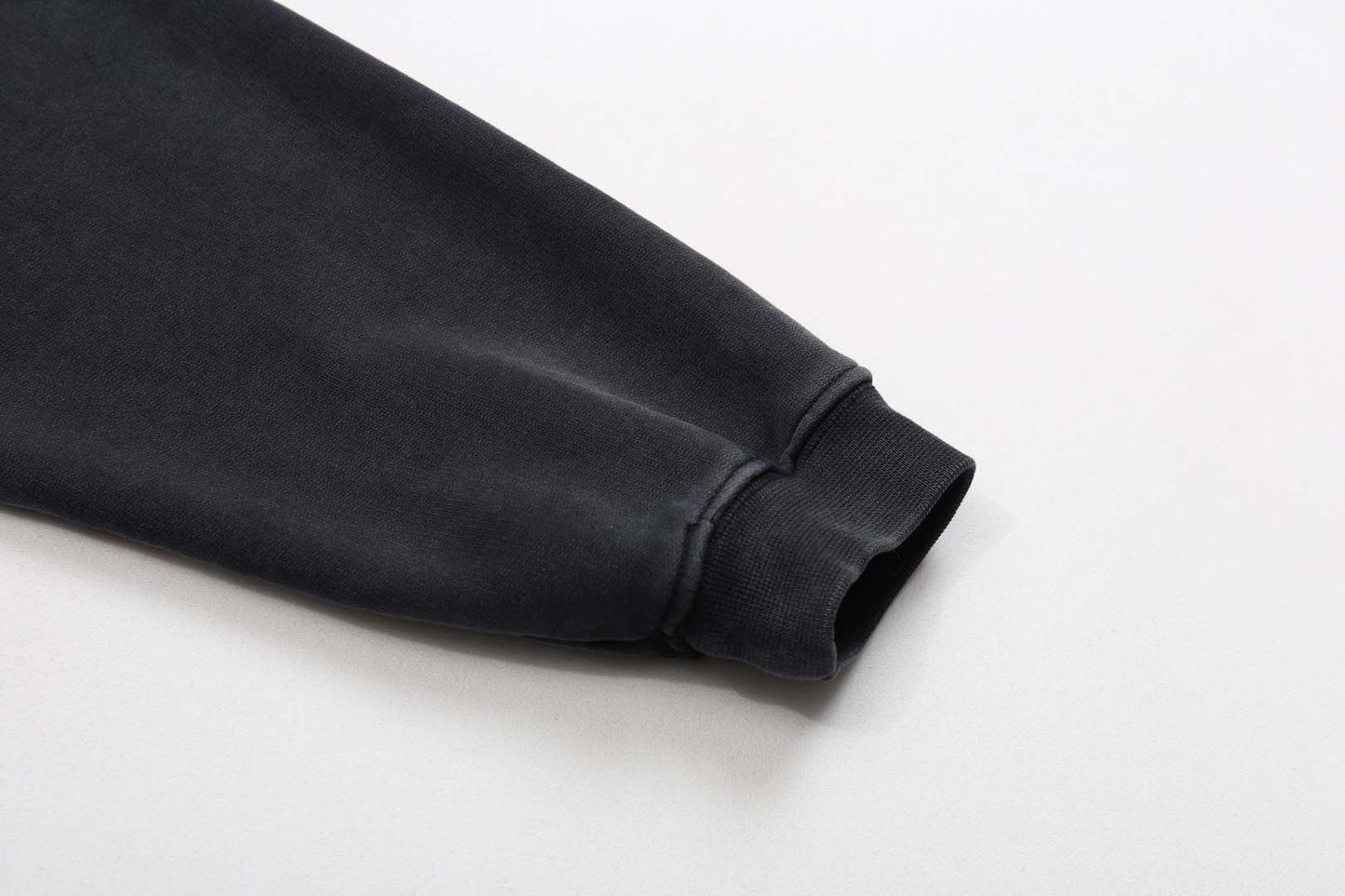 جارزة سوداء بقبعة شتوية