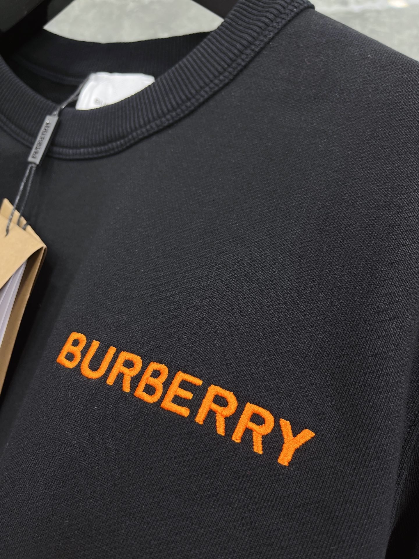 Schwarzes, dunkelblaues und orangefarbenes Trikot