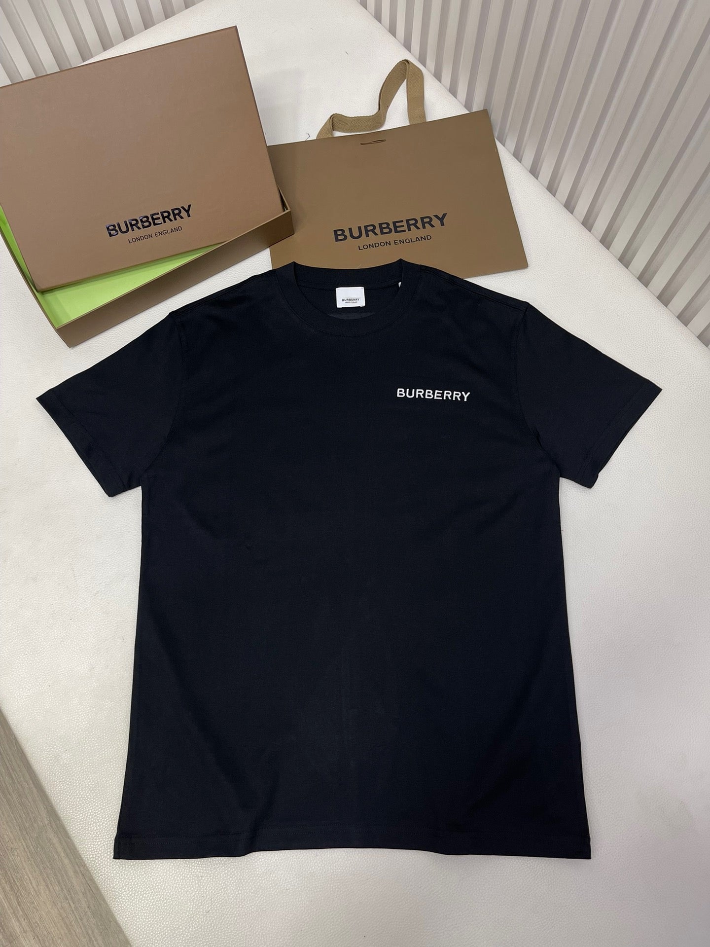 Schwarzes, weißes und blaues T-Shirt